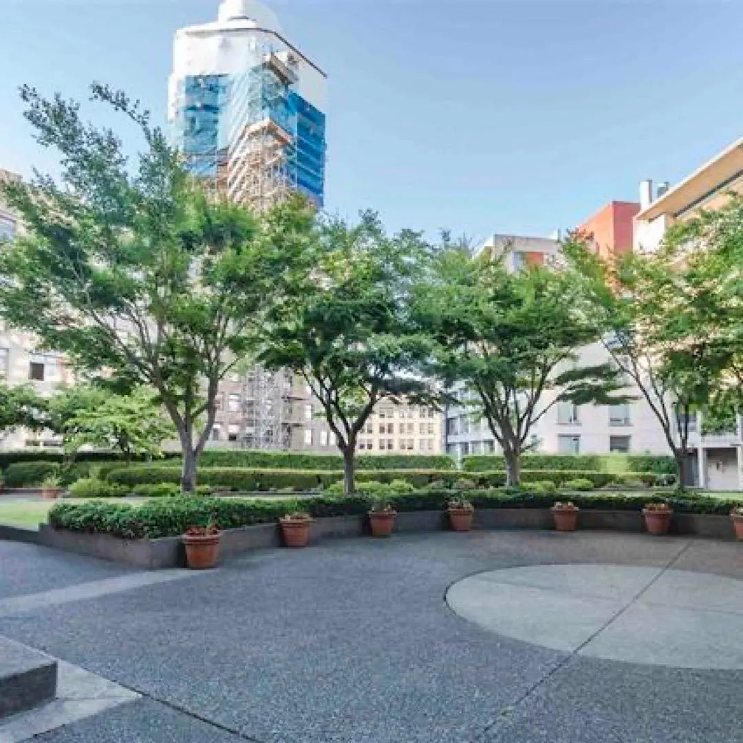 3201 183 Keefer Place