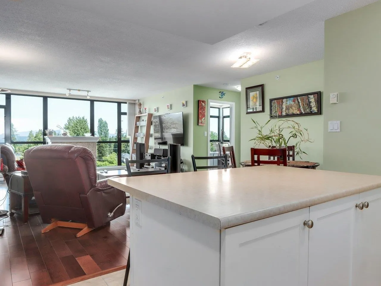 702 615 Hamilton Street