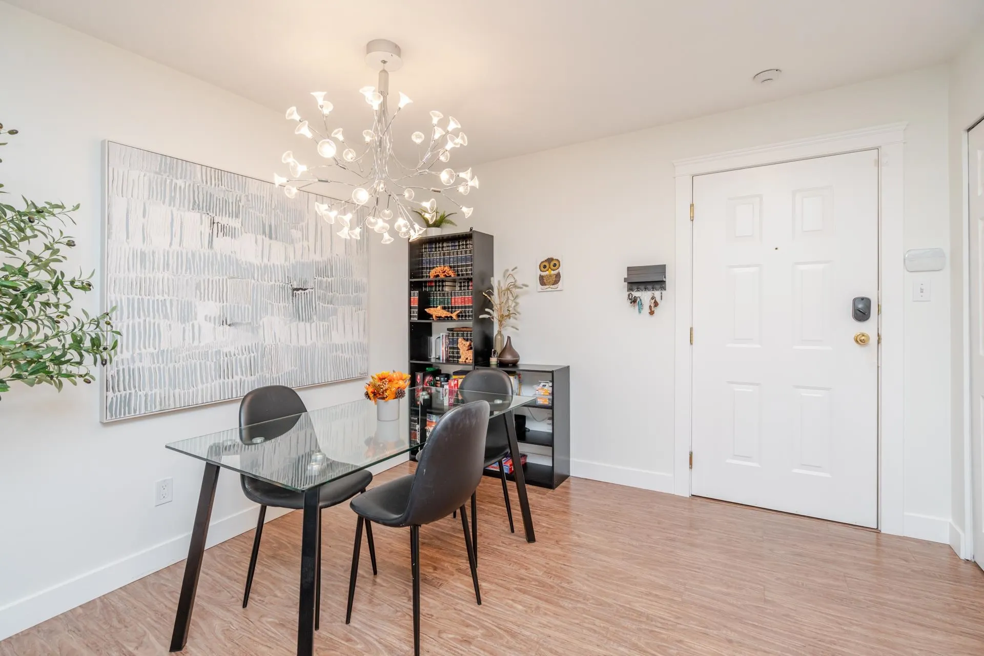 105 2526 Lakeview Crescent