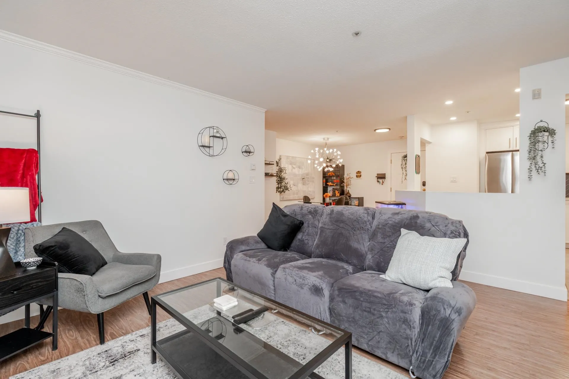 105 2526 Lakeview Crescent