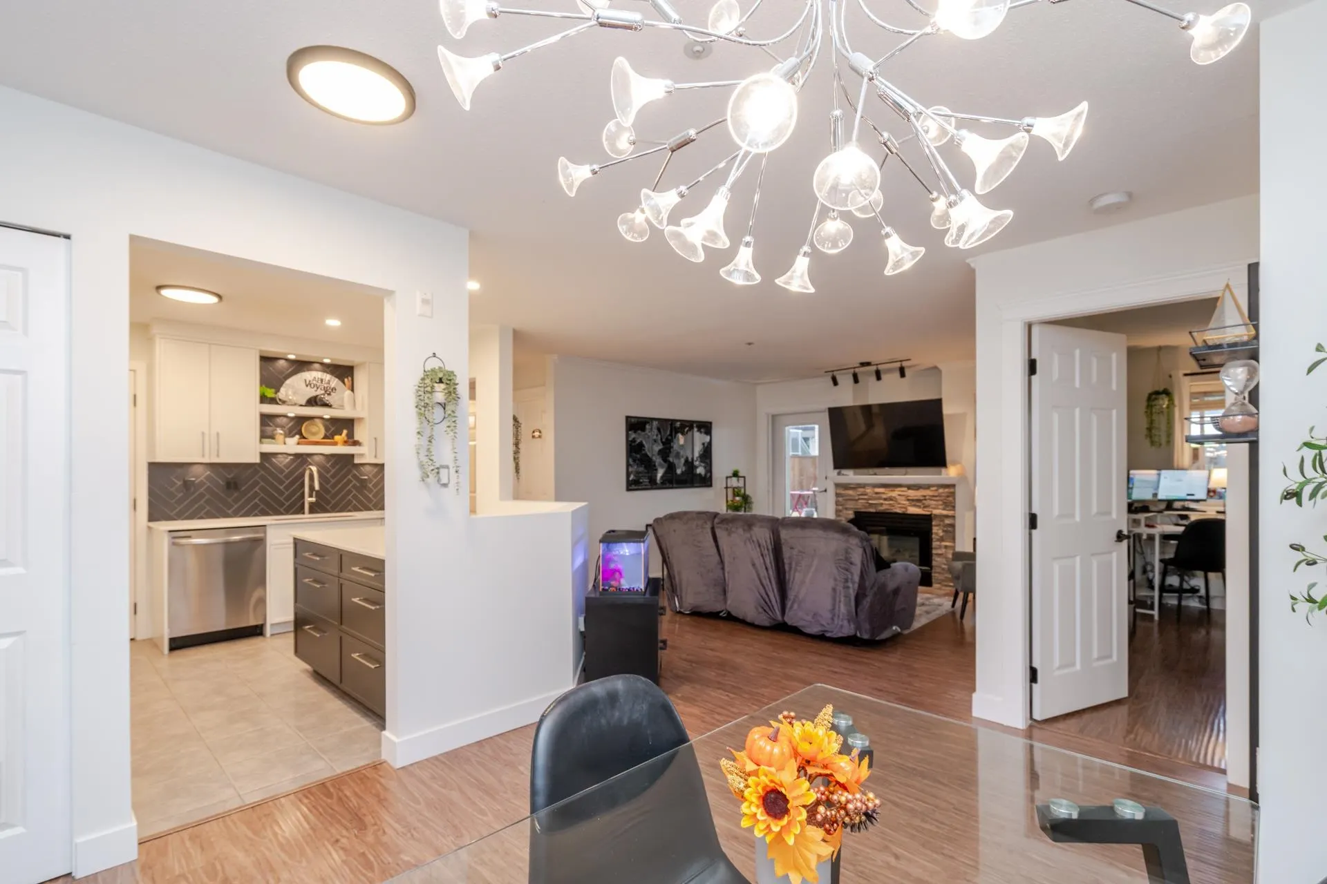 105 2526 Lakeview Crescent