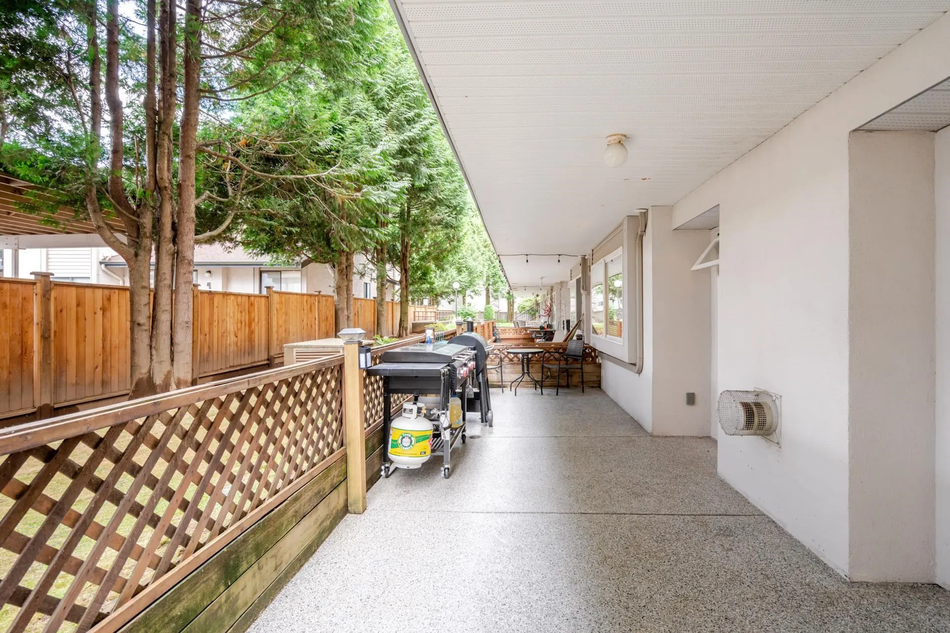 105 2526 Lakeview Crescent
