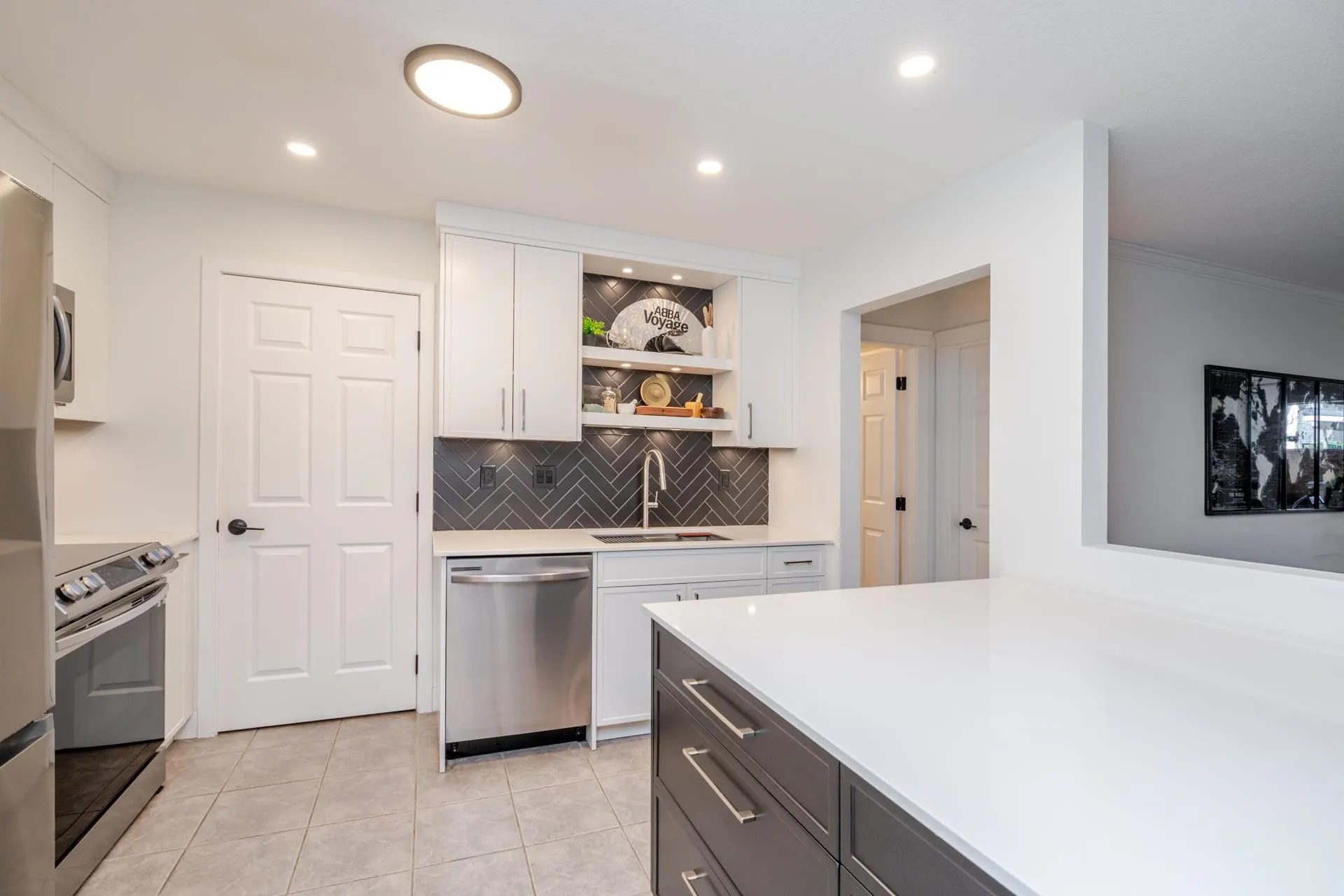 105 2526 Lakeview Crescent