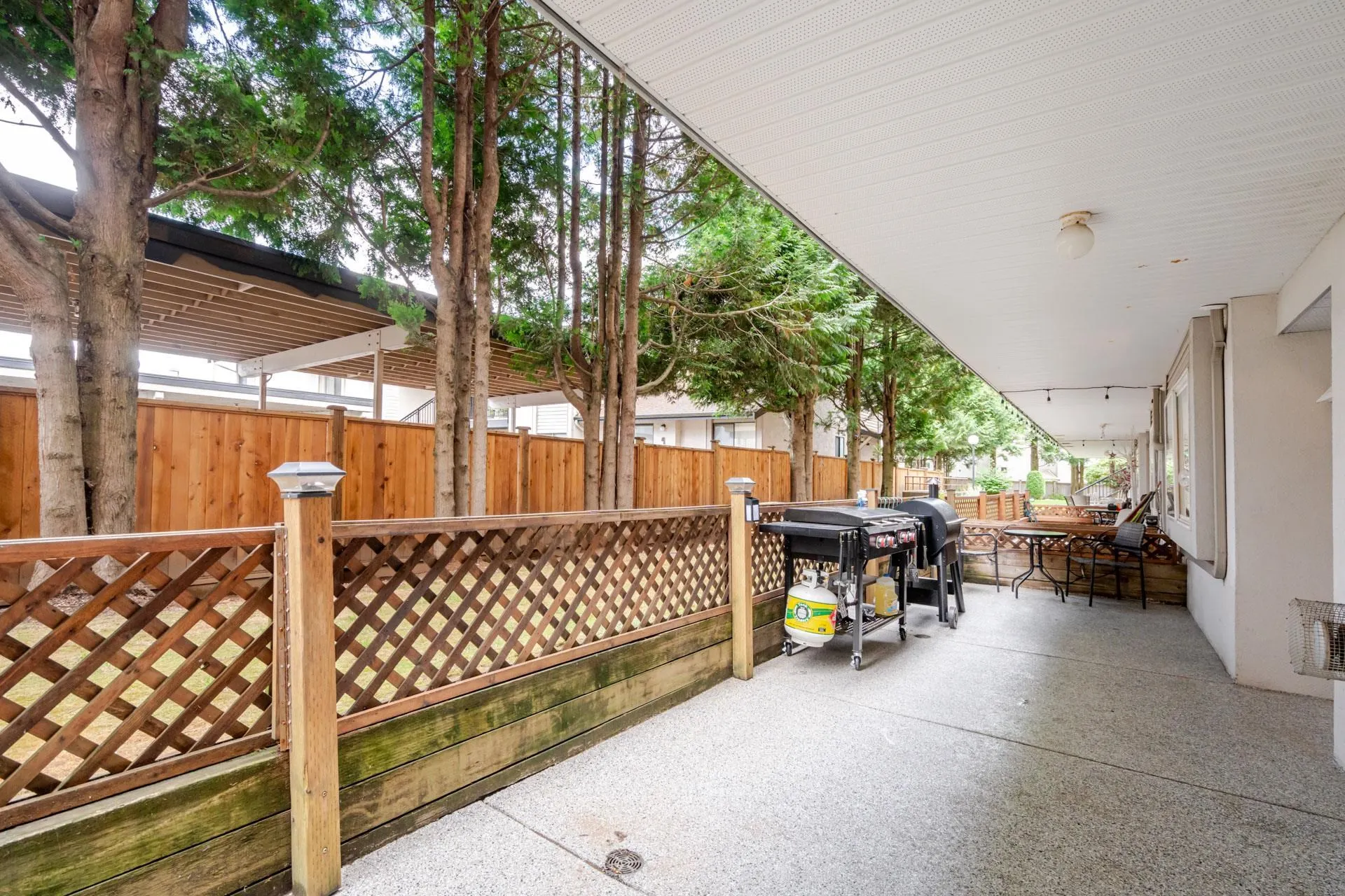 105 2526 Lakeview Crescent