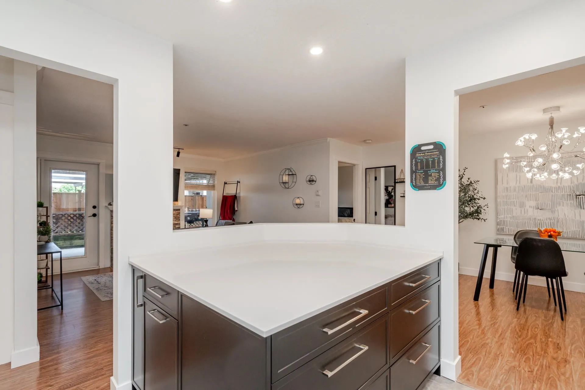 105 2526 Lakeview Crescent
