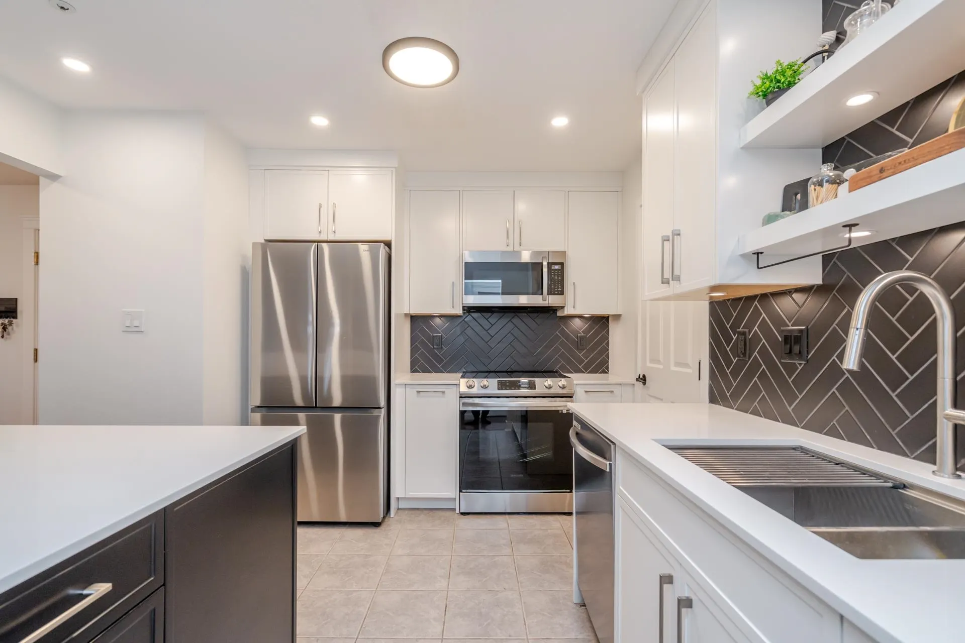 105 2526 Lakeview Crescent