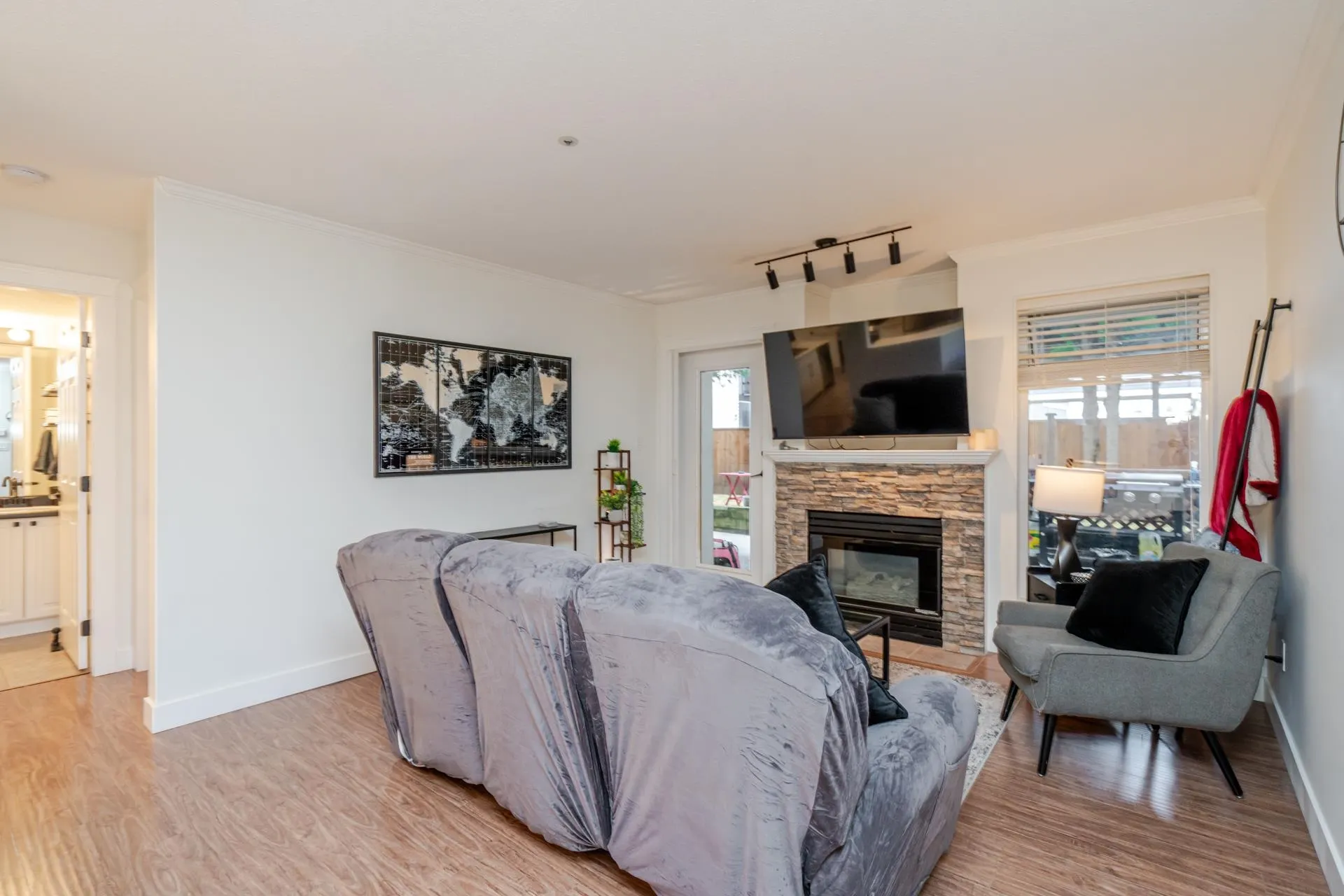 105 2526 Lakeview Crescent