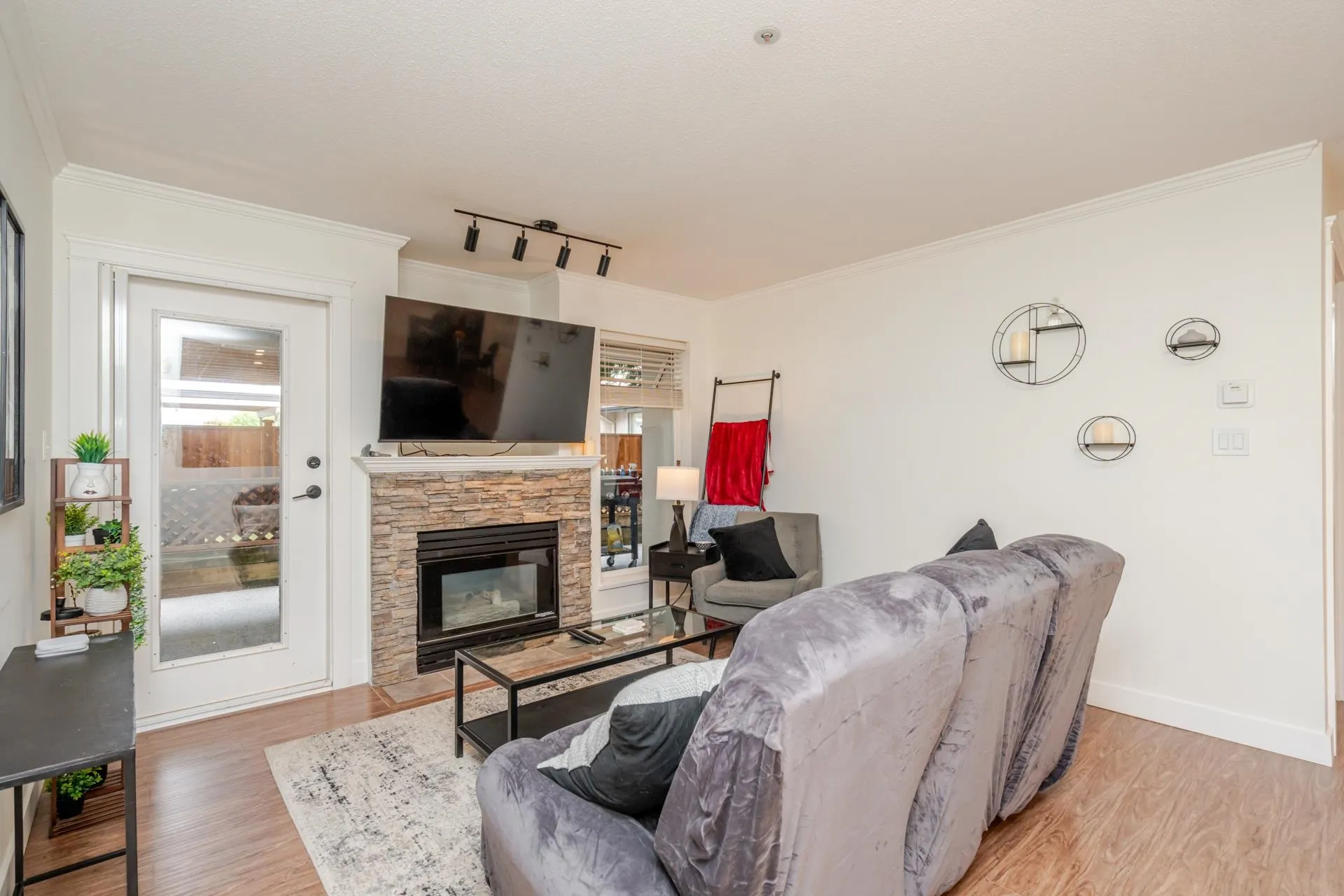 105 2526 Lakeview Crescent