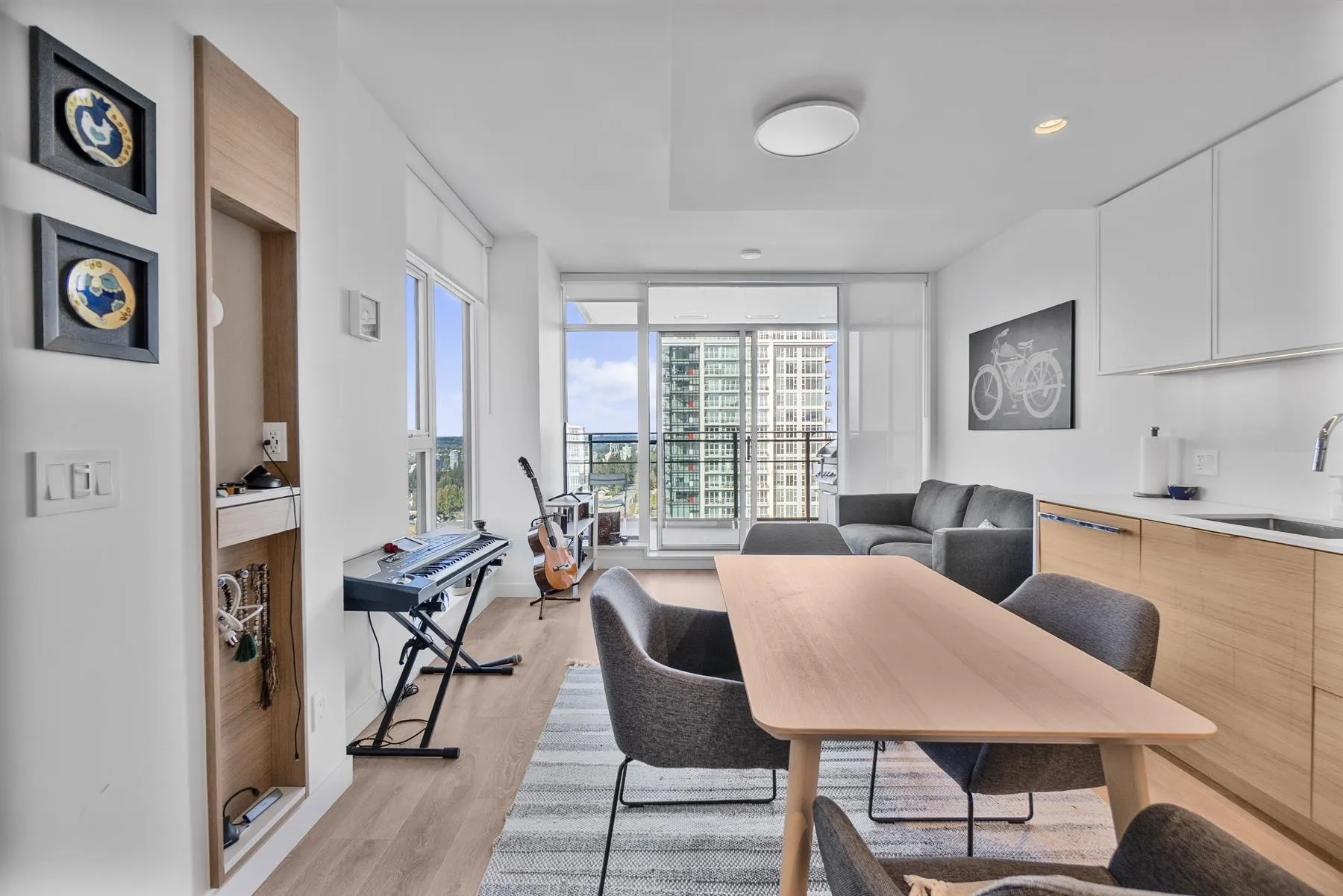 1806 1045 Austin Avenue