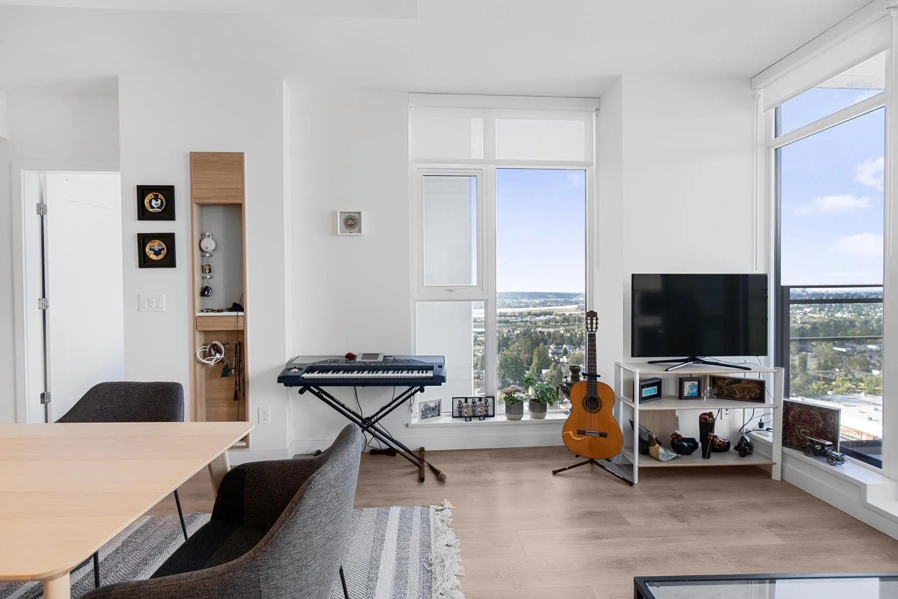 1806 1045 Austin Avenue