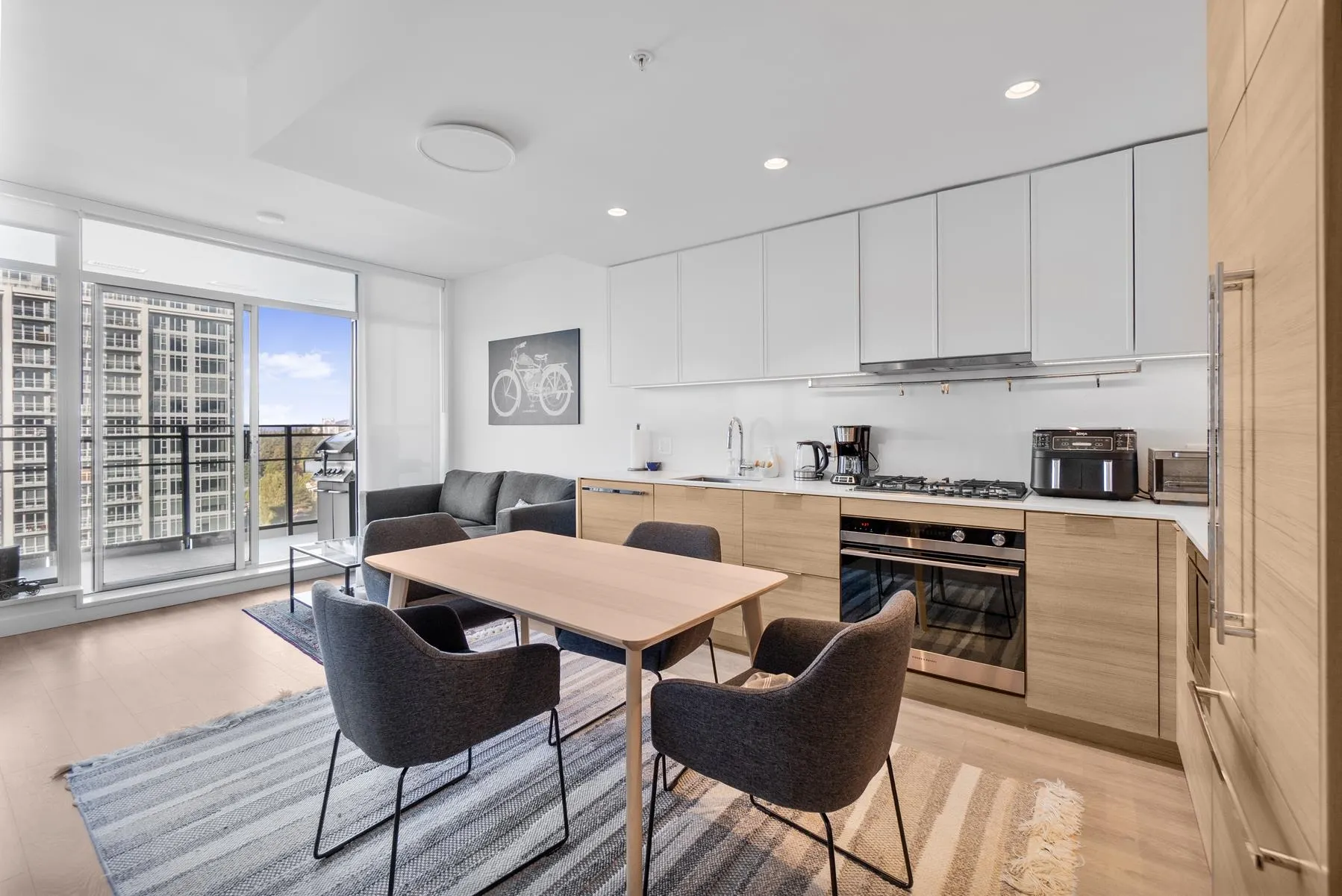 1806 1045 Austin Avenue