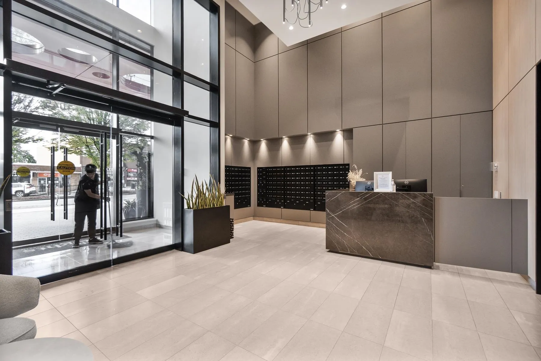 1806 1045 Austin Avenue