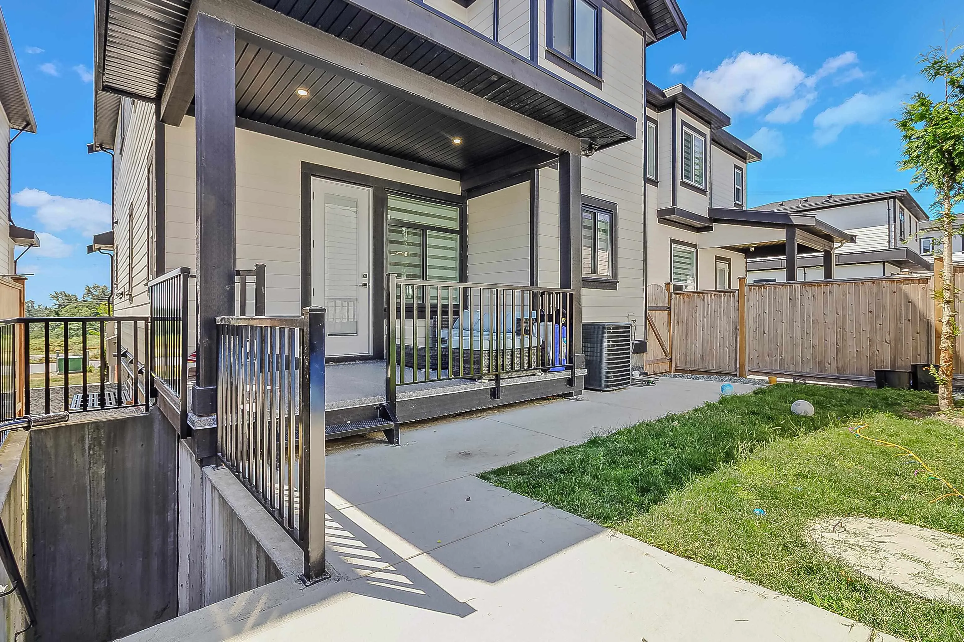 16707 15a Avenue