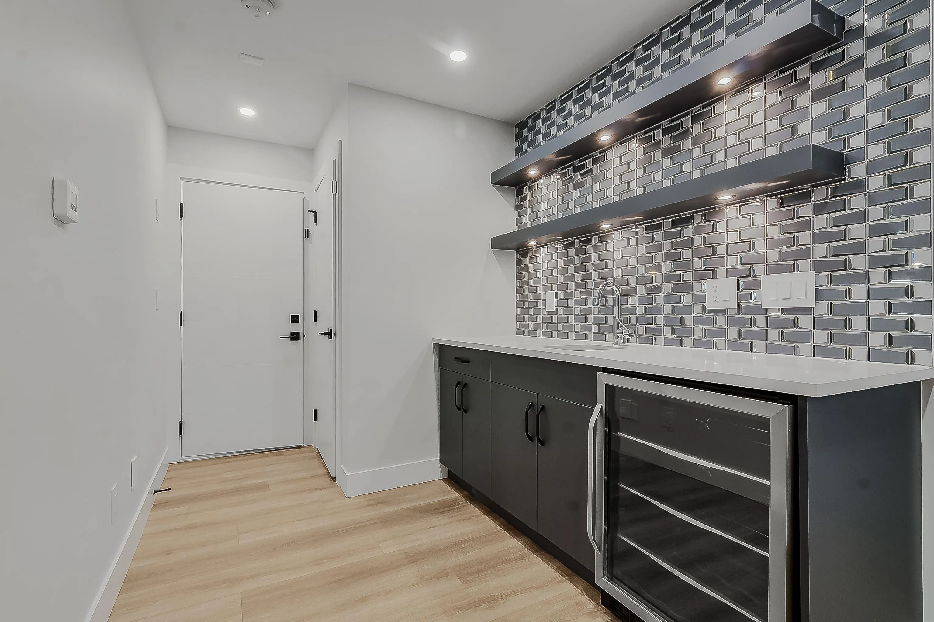 16707 15a Avenue