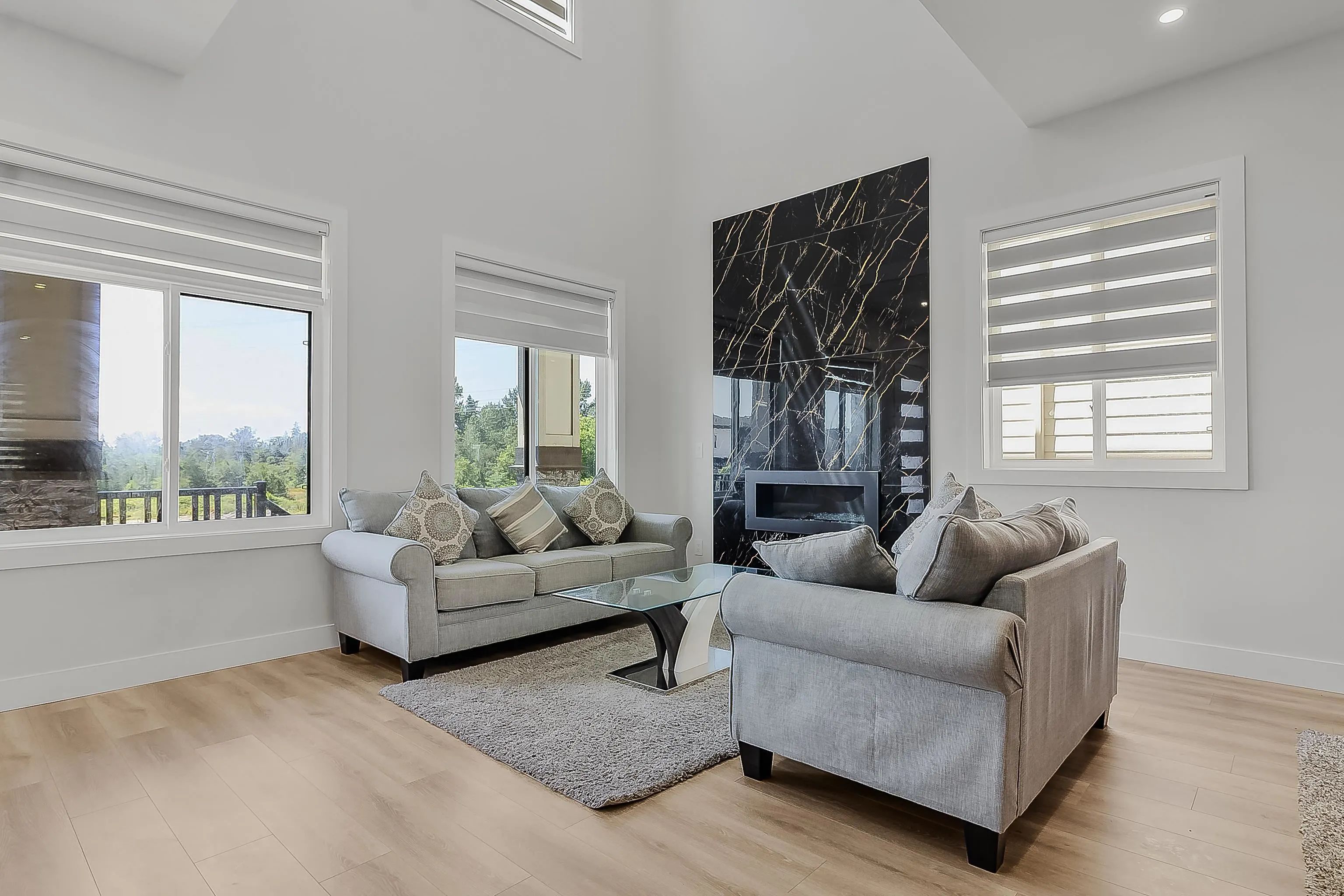 16707 15a Avenue