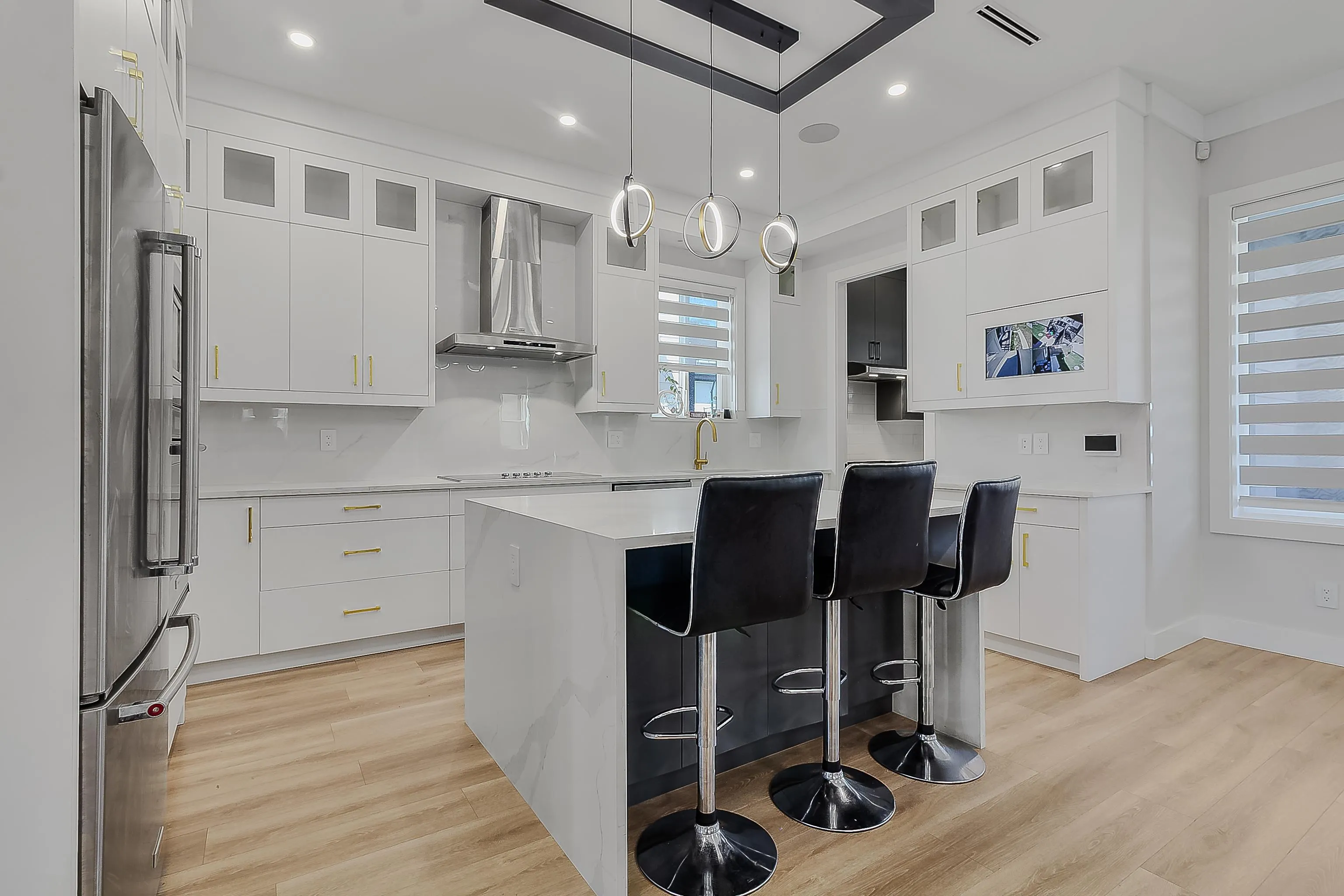 16707 15a Avenue
