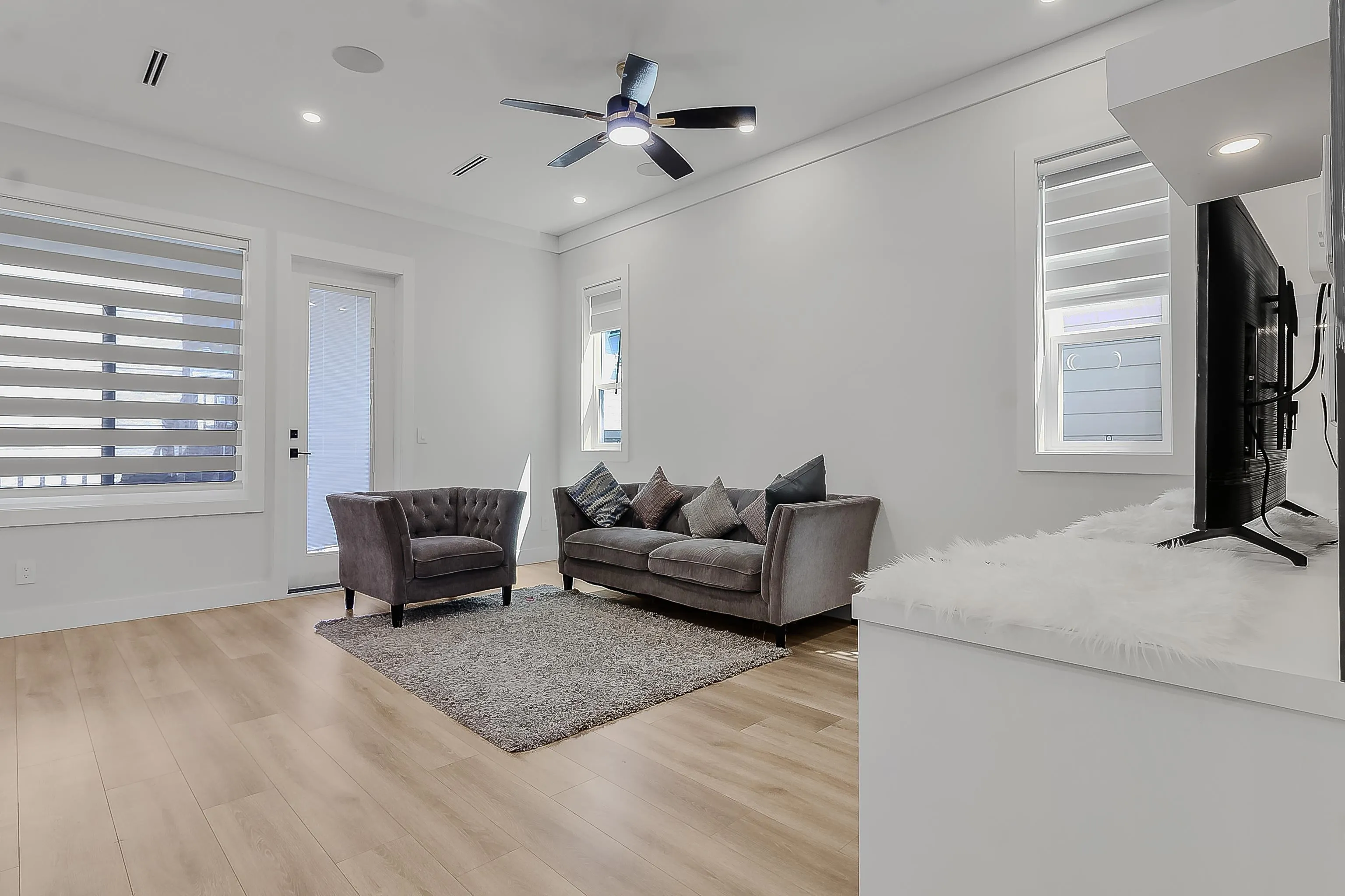 16707 15a Avenue