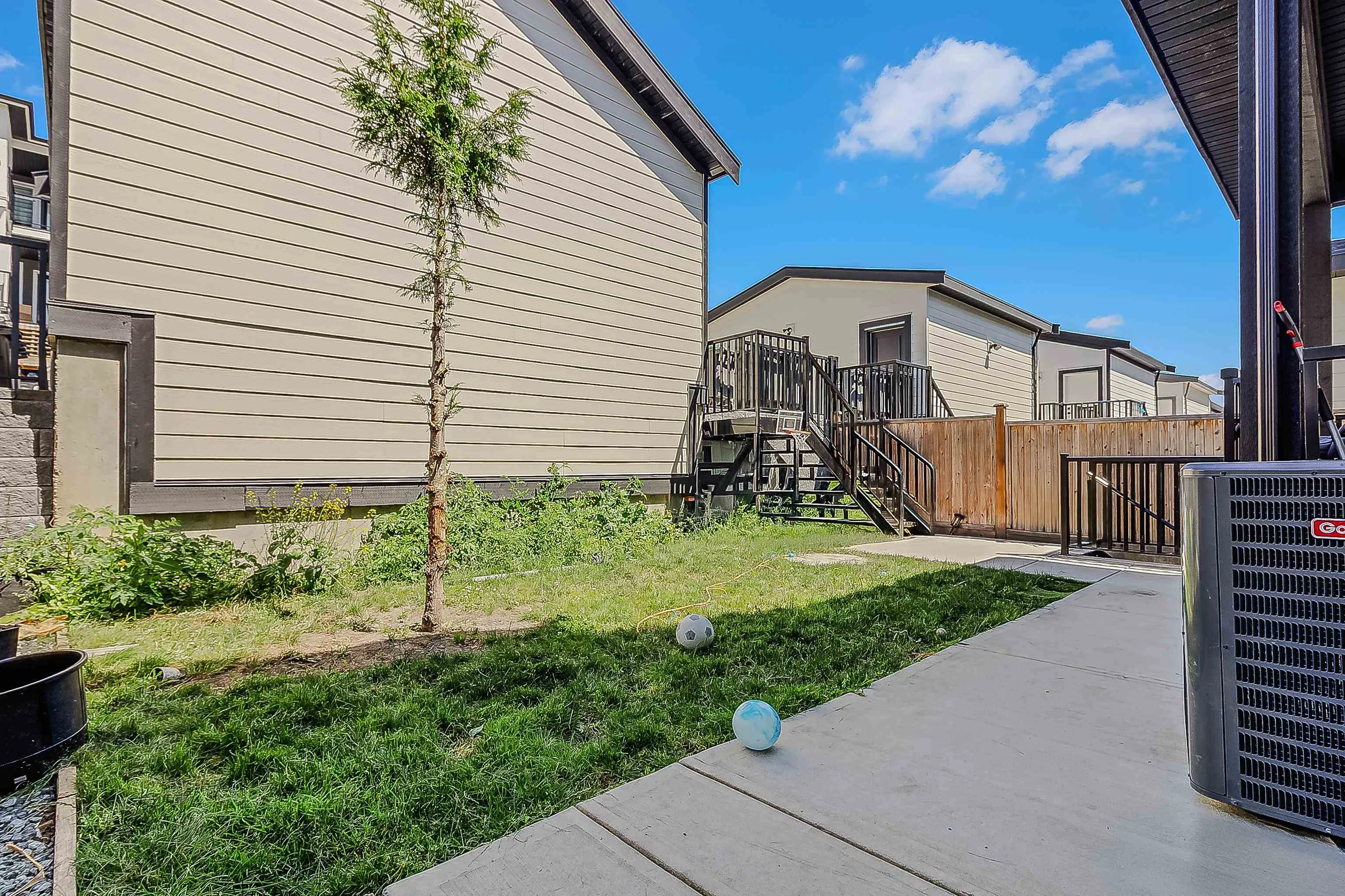 16707 15a Avenue
