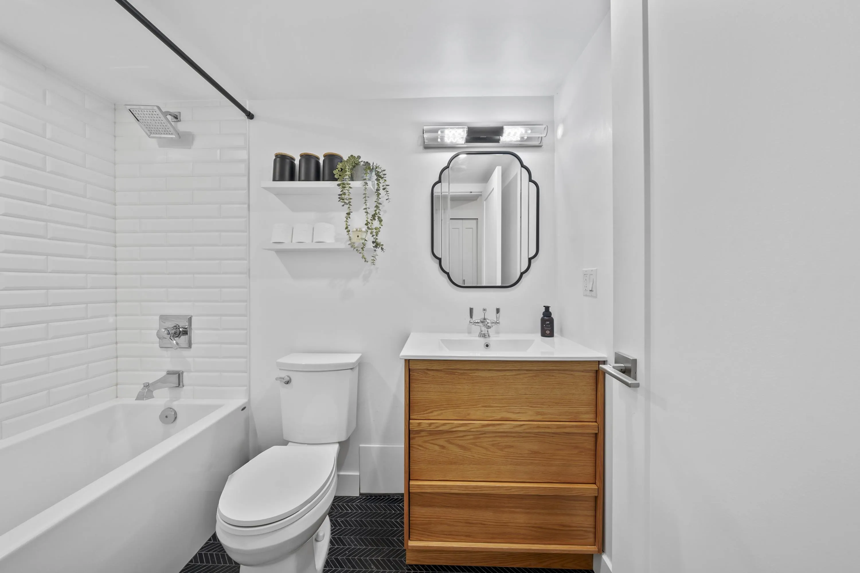 112 1345 W 4th Avenue