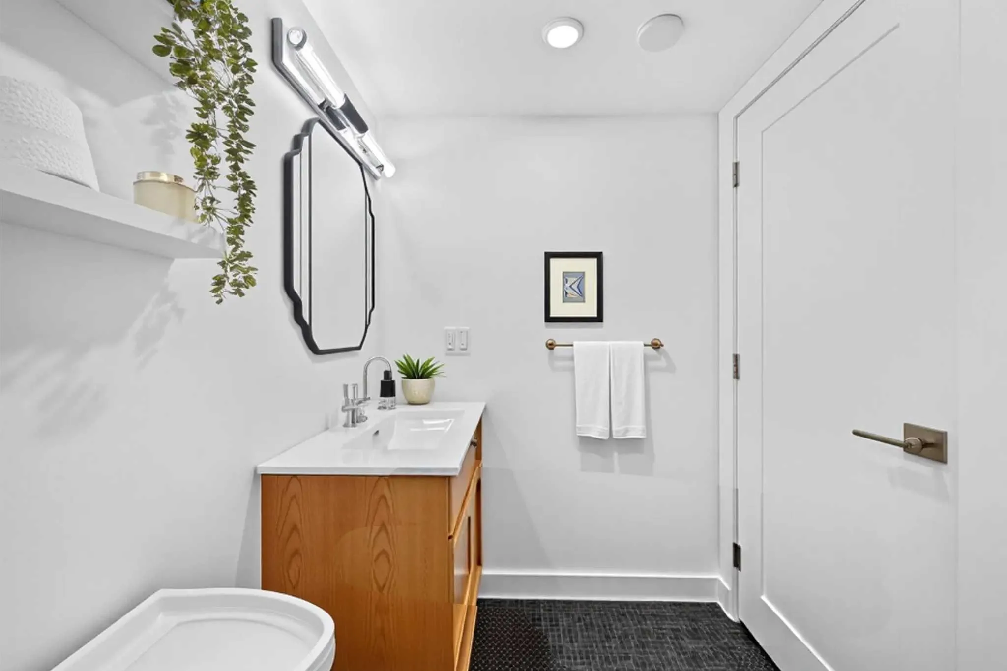 112 1345 W 4th Avenue