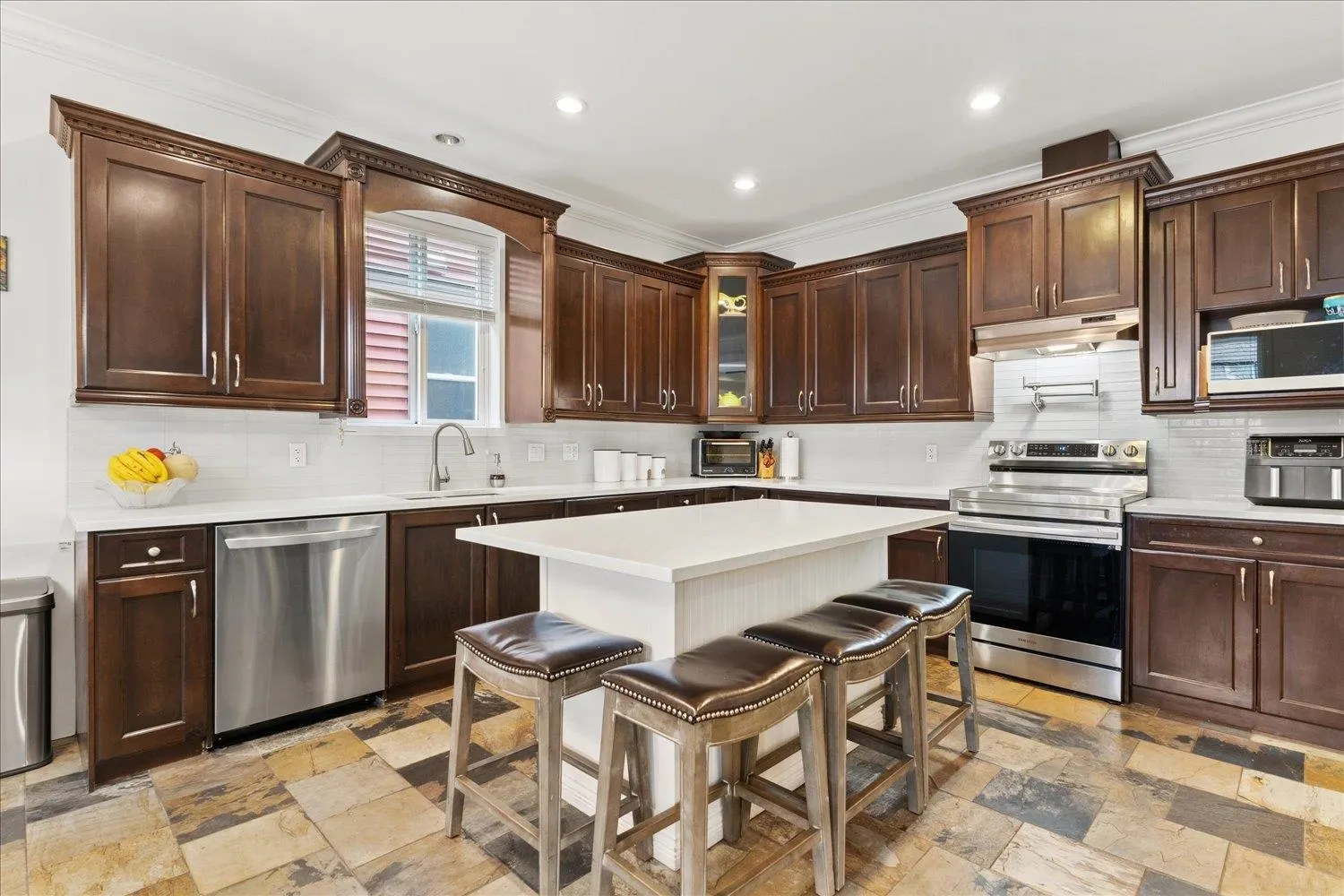 1510 Mackay Crescent