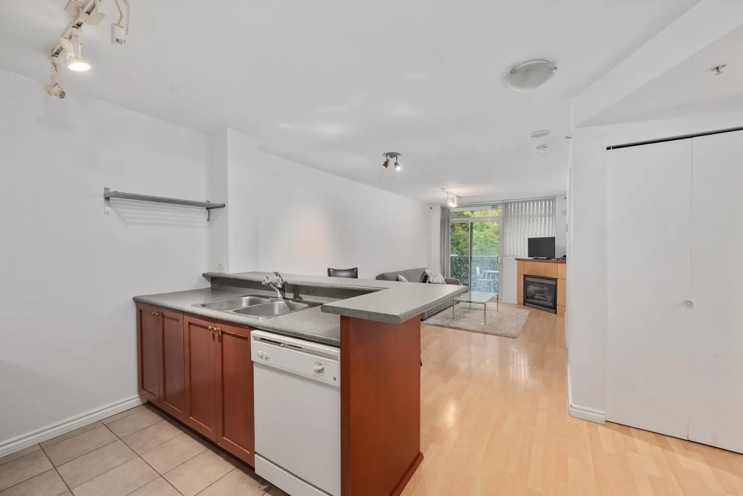 205 2733 Chandlery Place