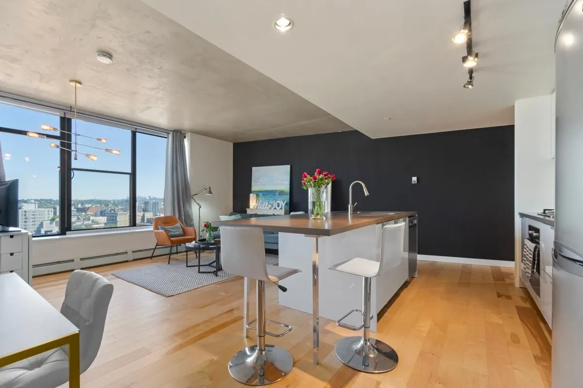 1403 108 W Cordova Street