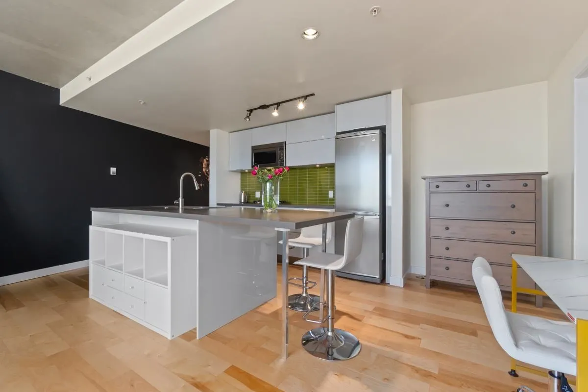 1403 108 W Cordova Street