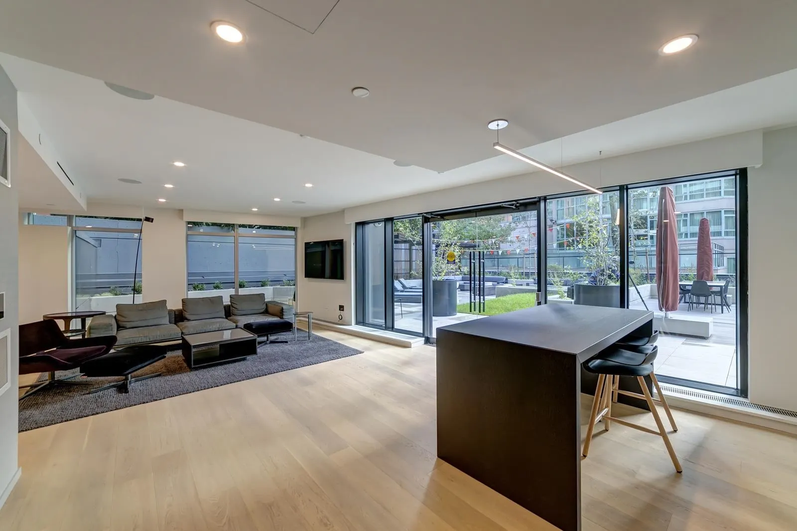 402 889 Pacific Street