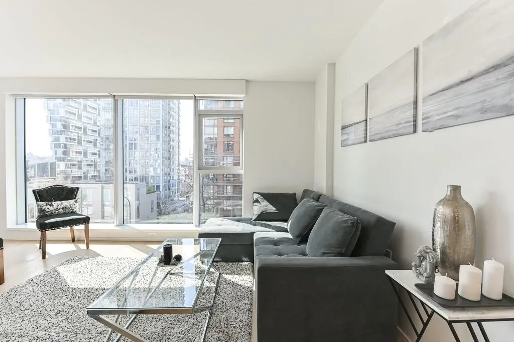 402 889 Pacific Street