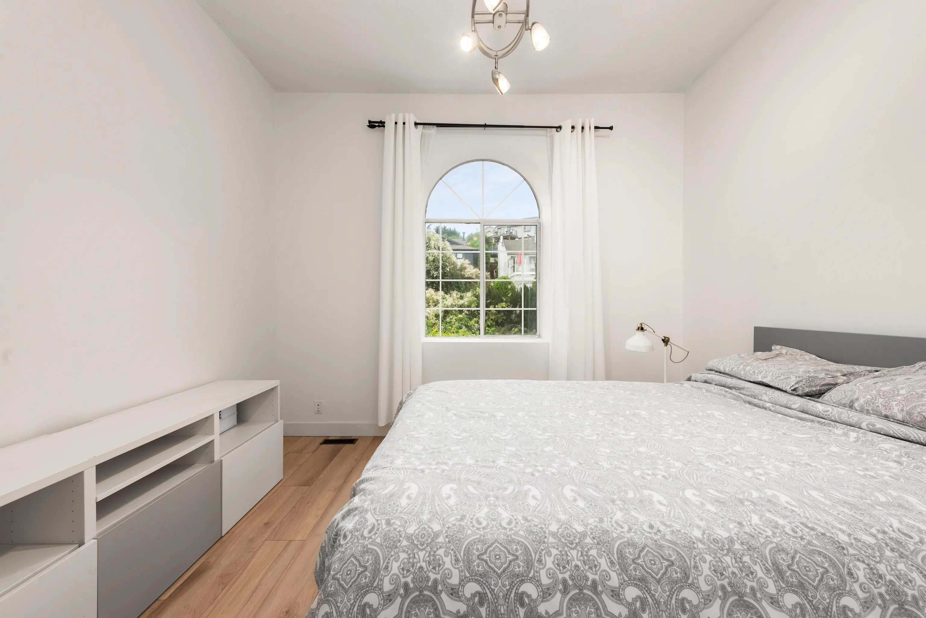 1128 Fraserview Street