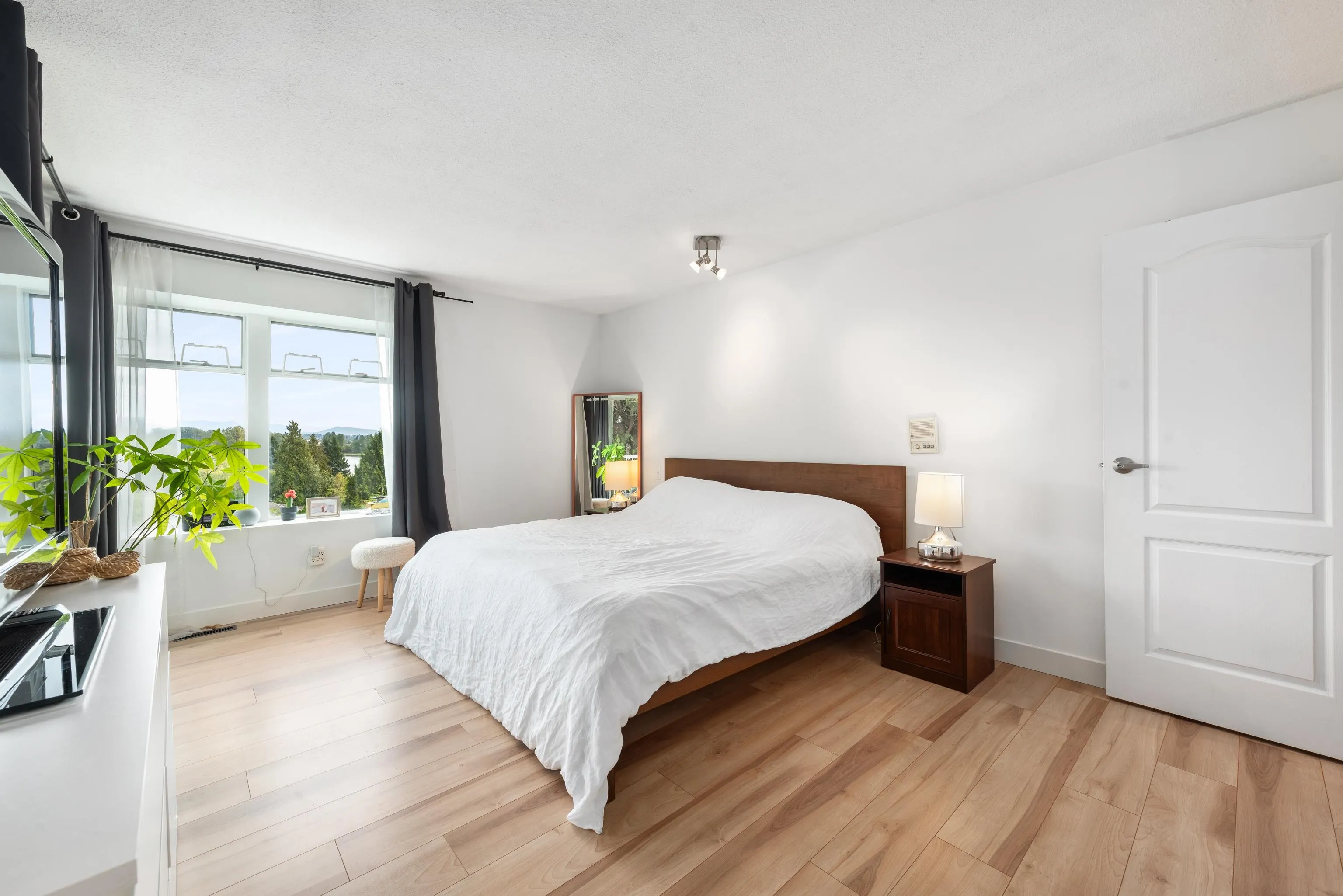 1128 Fraserview Street