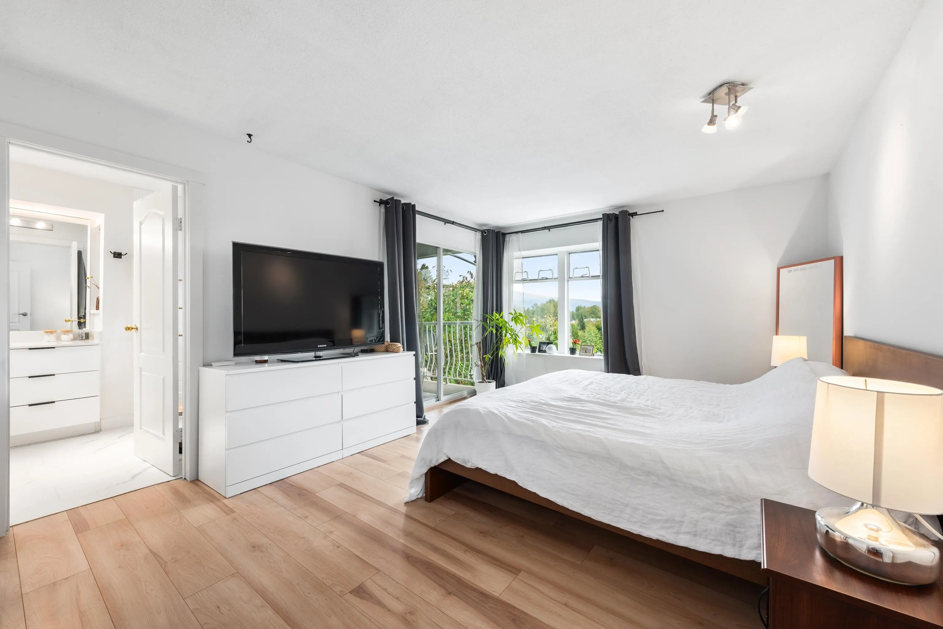 1128 Fraserview Street