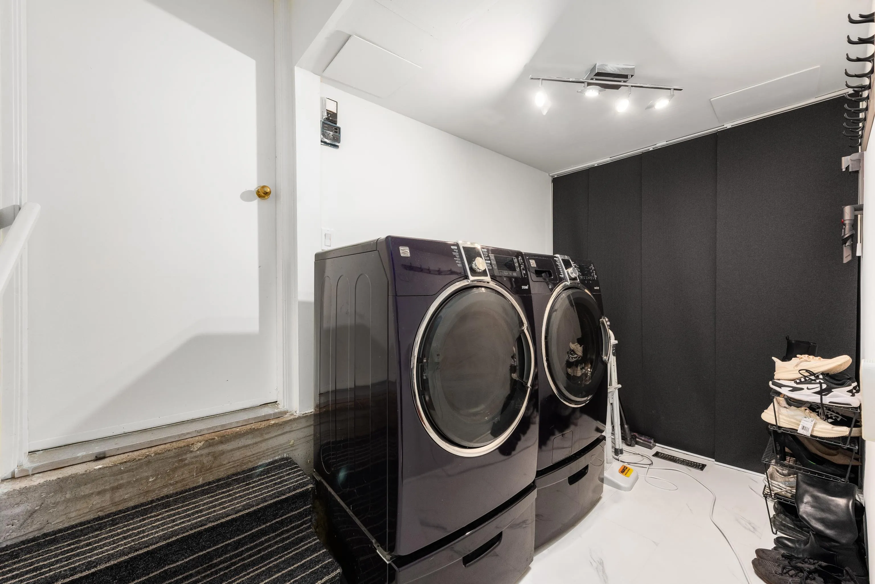 1128 Fraserview Street