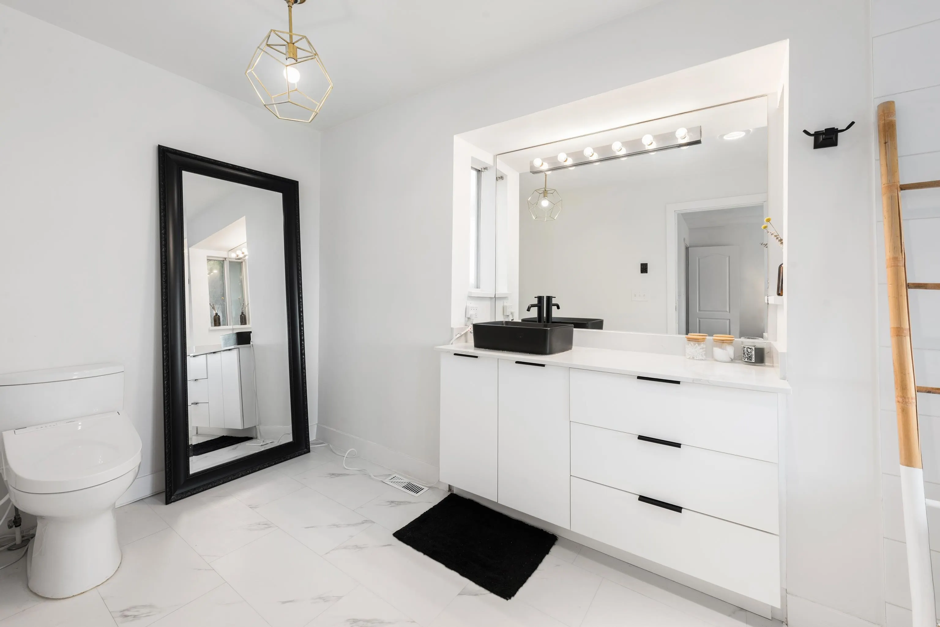 1128 Fraserview Street