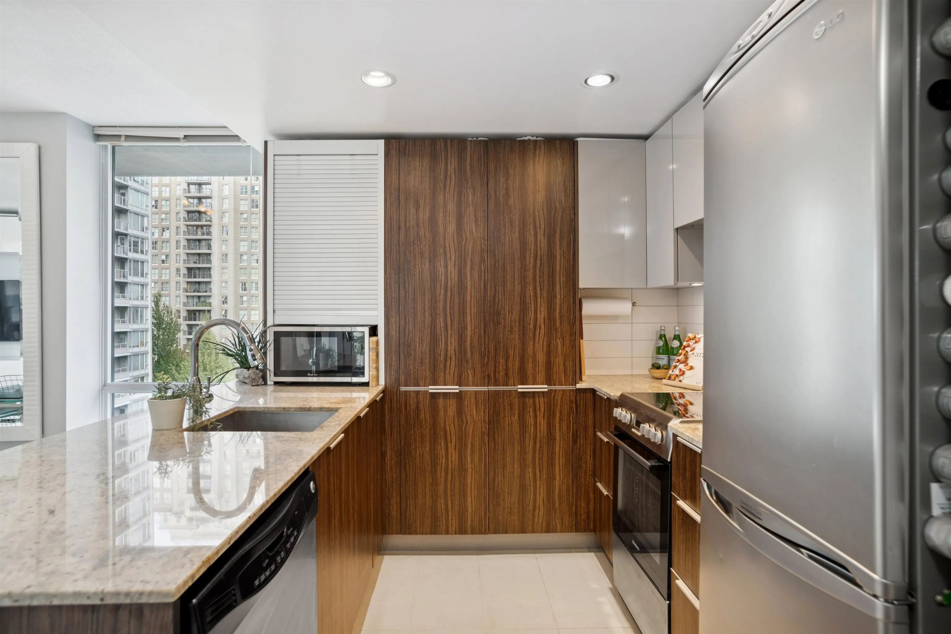 811 1088 Richards Street