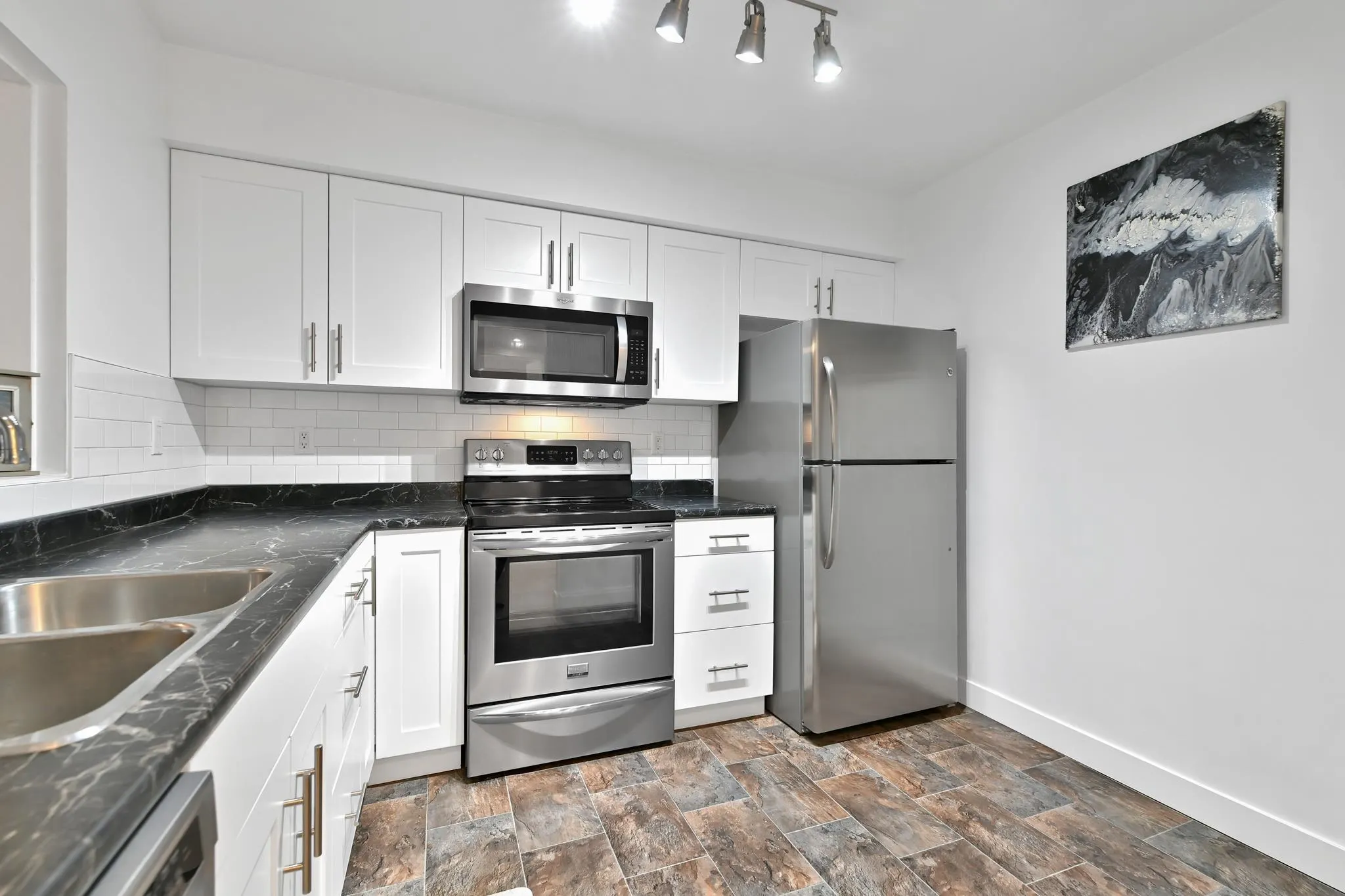 203 33165 2 Avenue