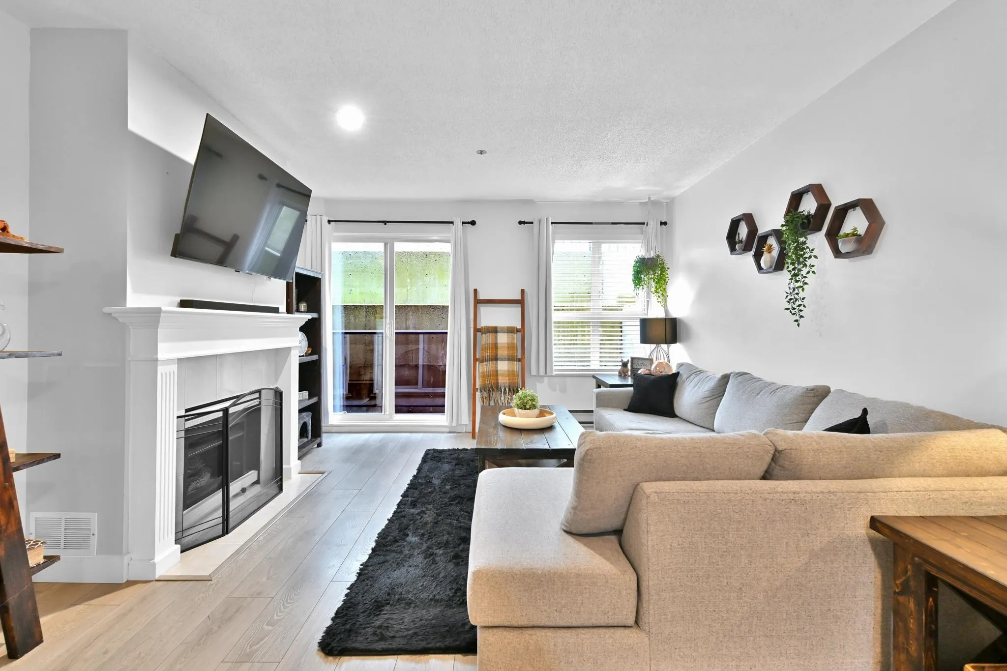 203 33165 2 Avenue