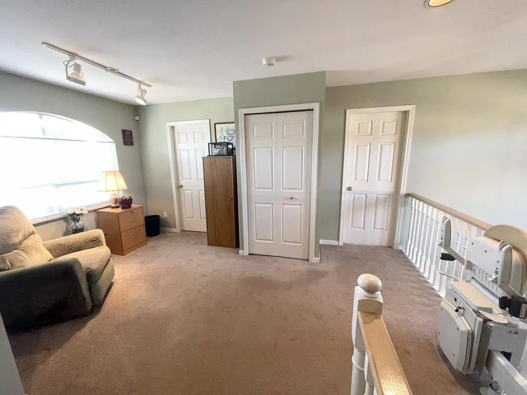 8 6031 Francis Road