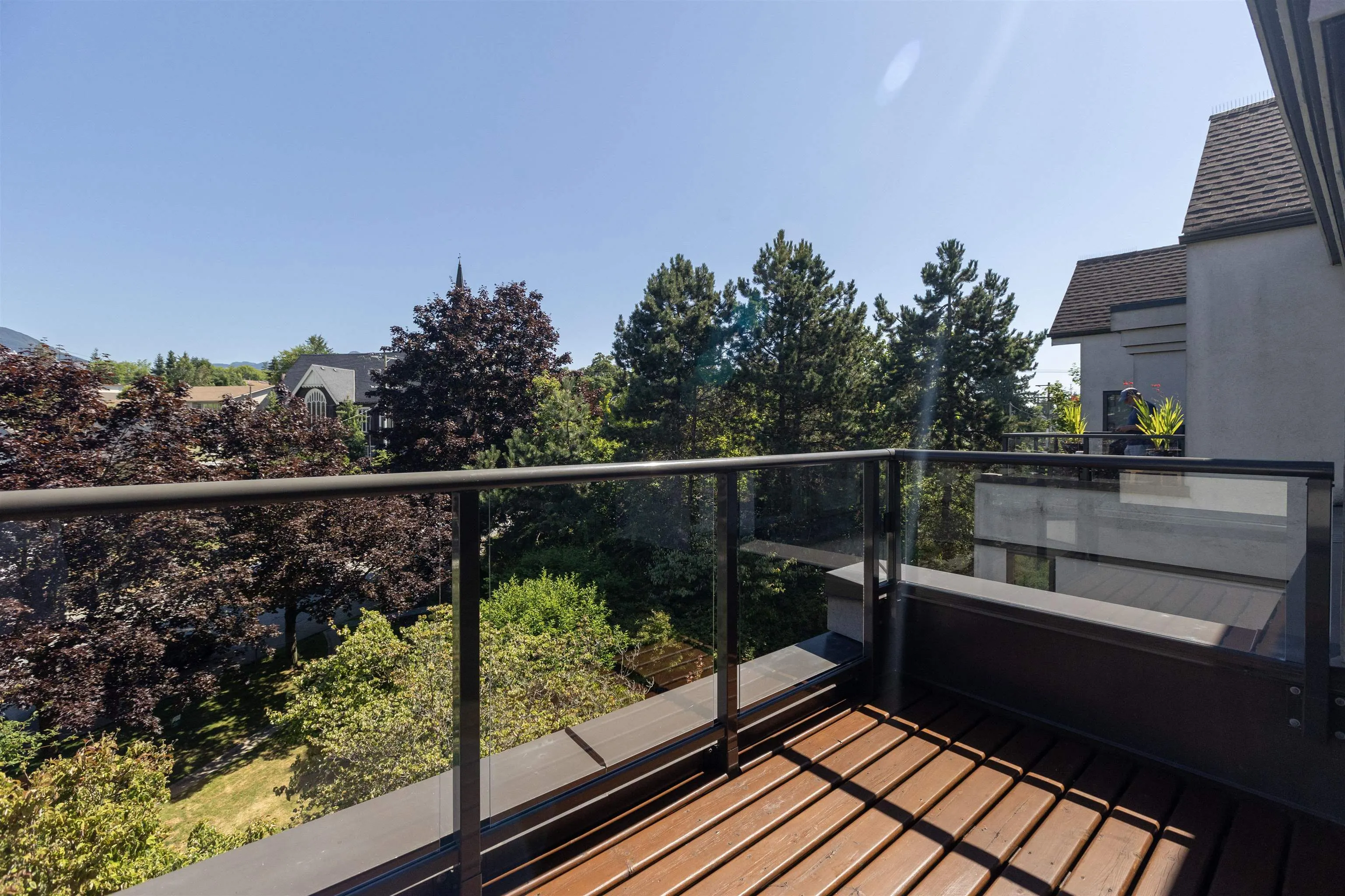 PH 413 175 E 10th Street