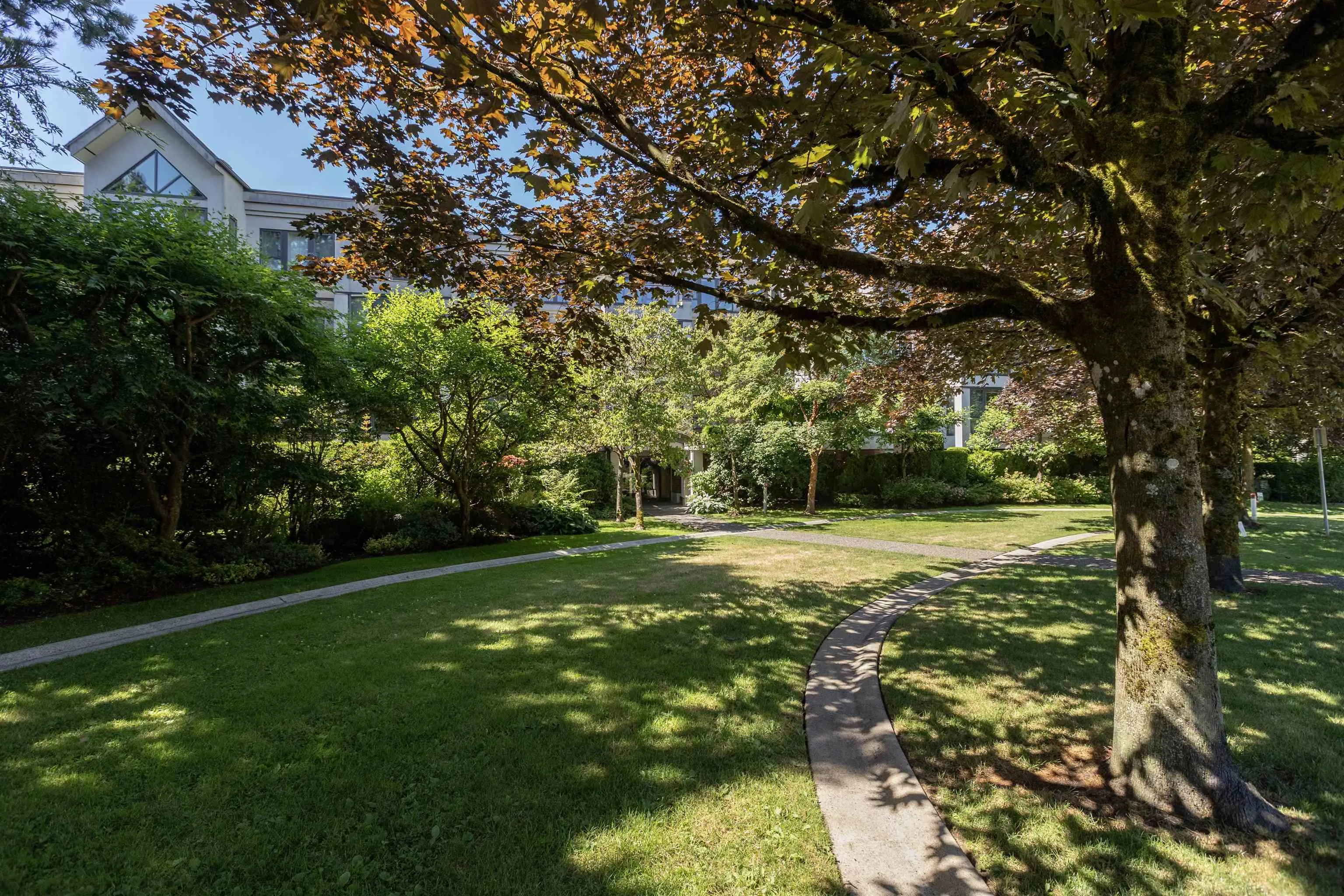 PH 413 175 E 10th Street