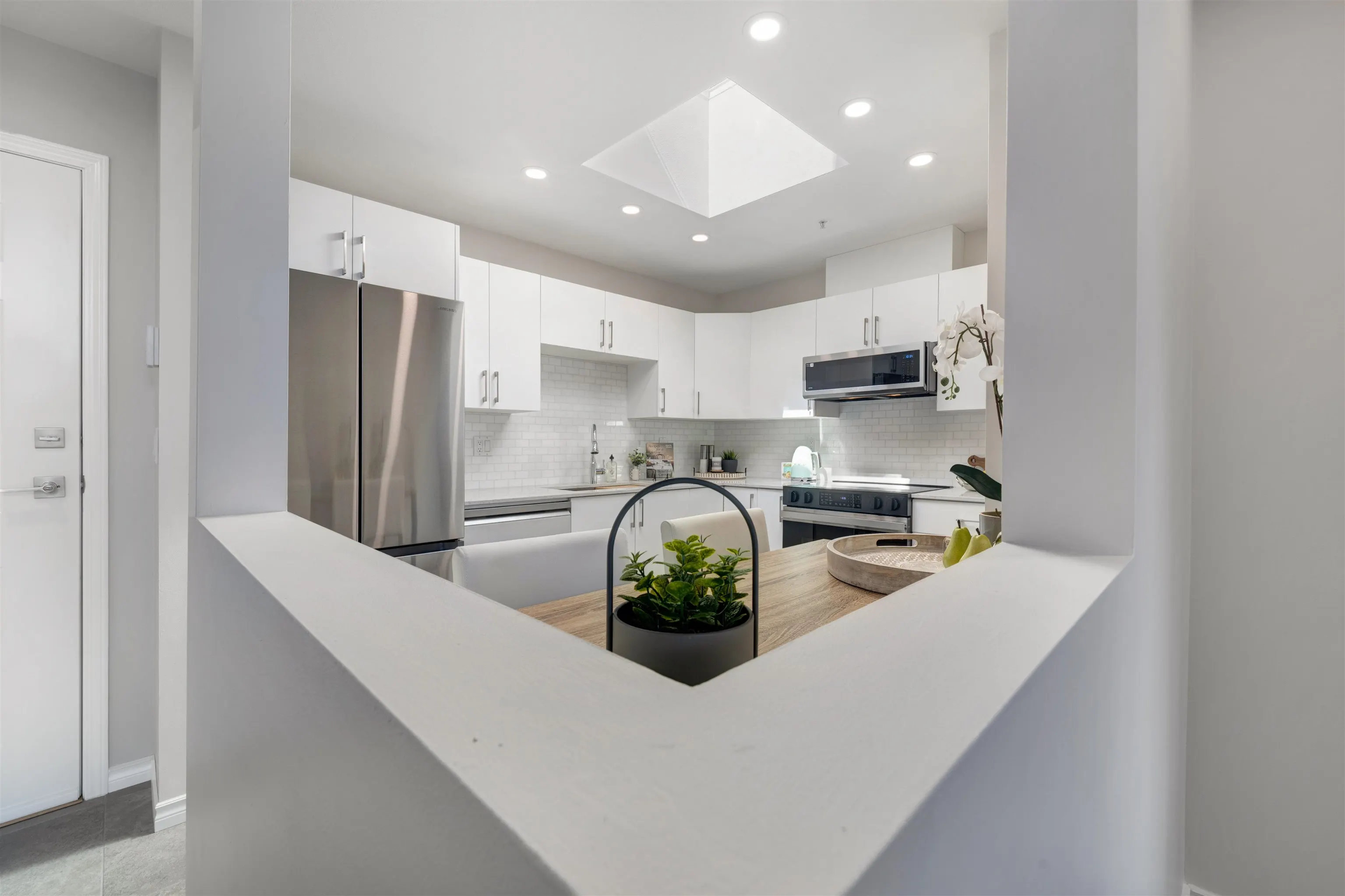 PH 413 175 E 10th Street