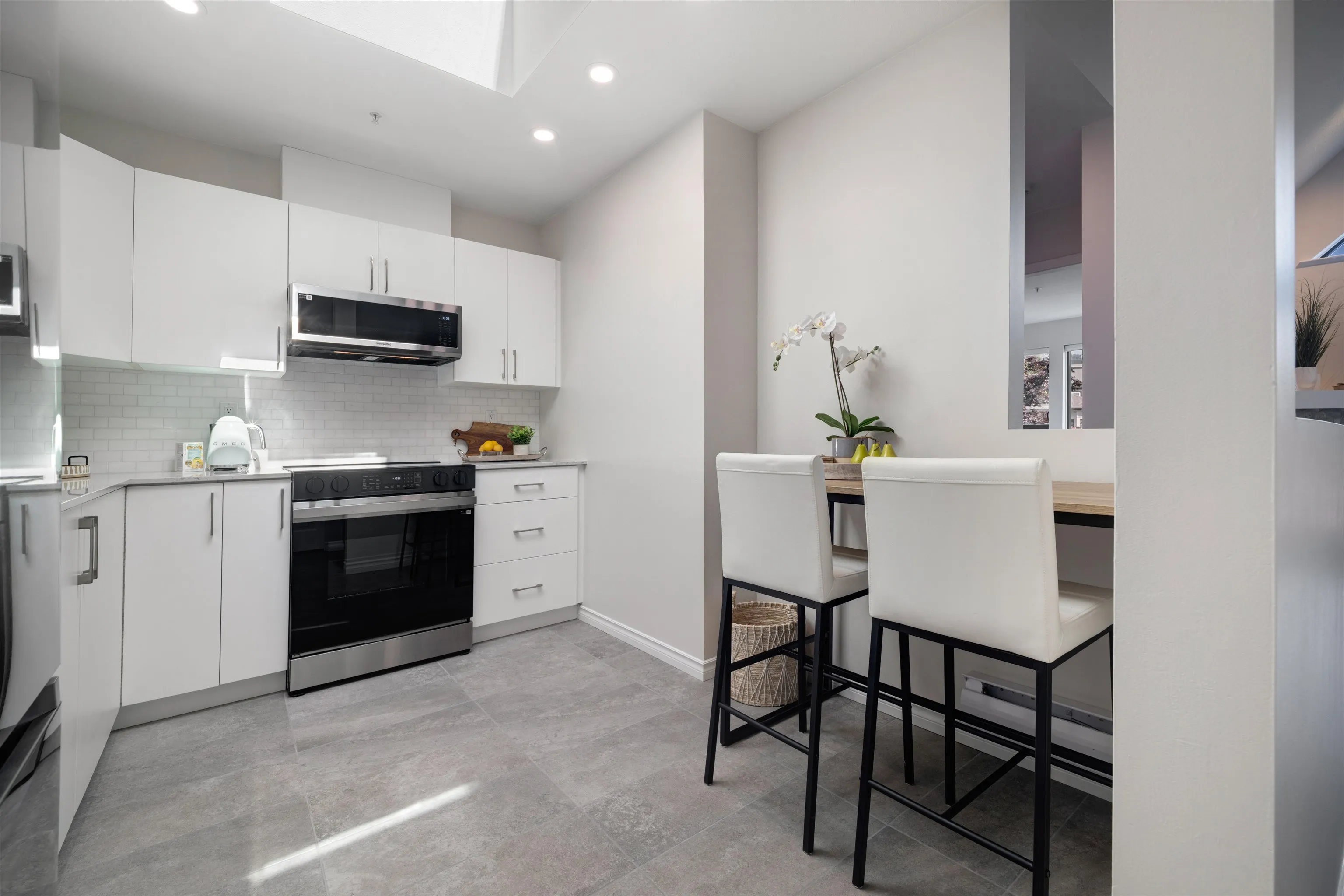 PH 413 175 E 10th Street