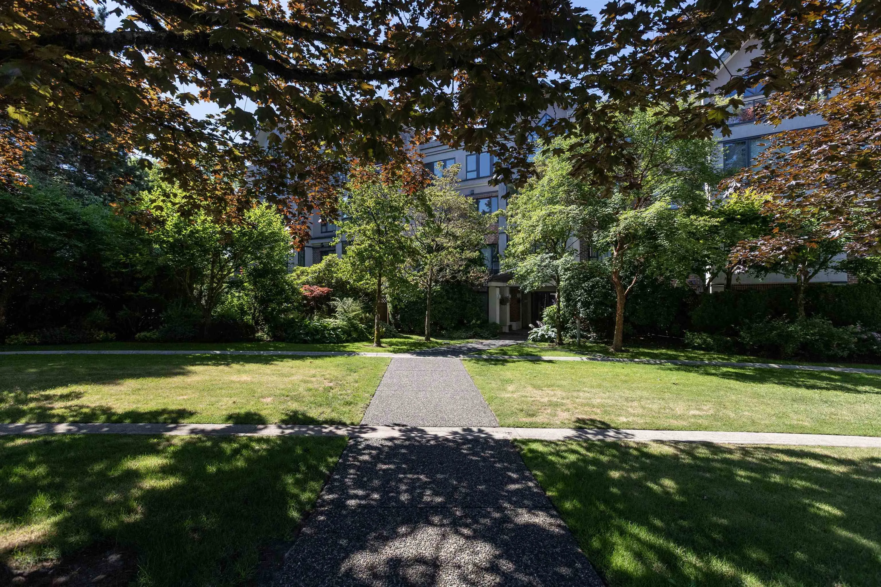 PH 413 175 E 10th Street