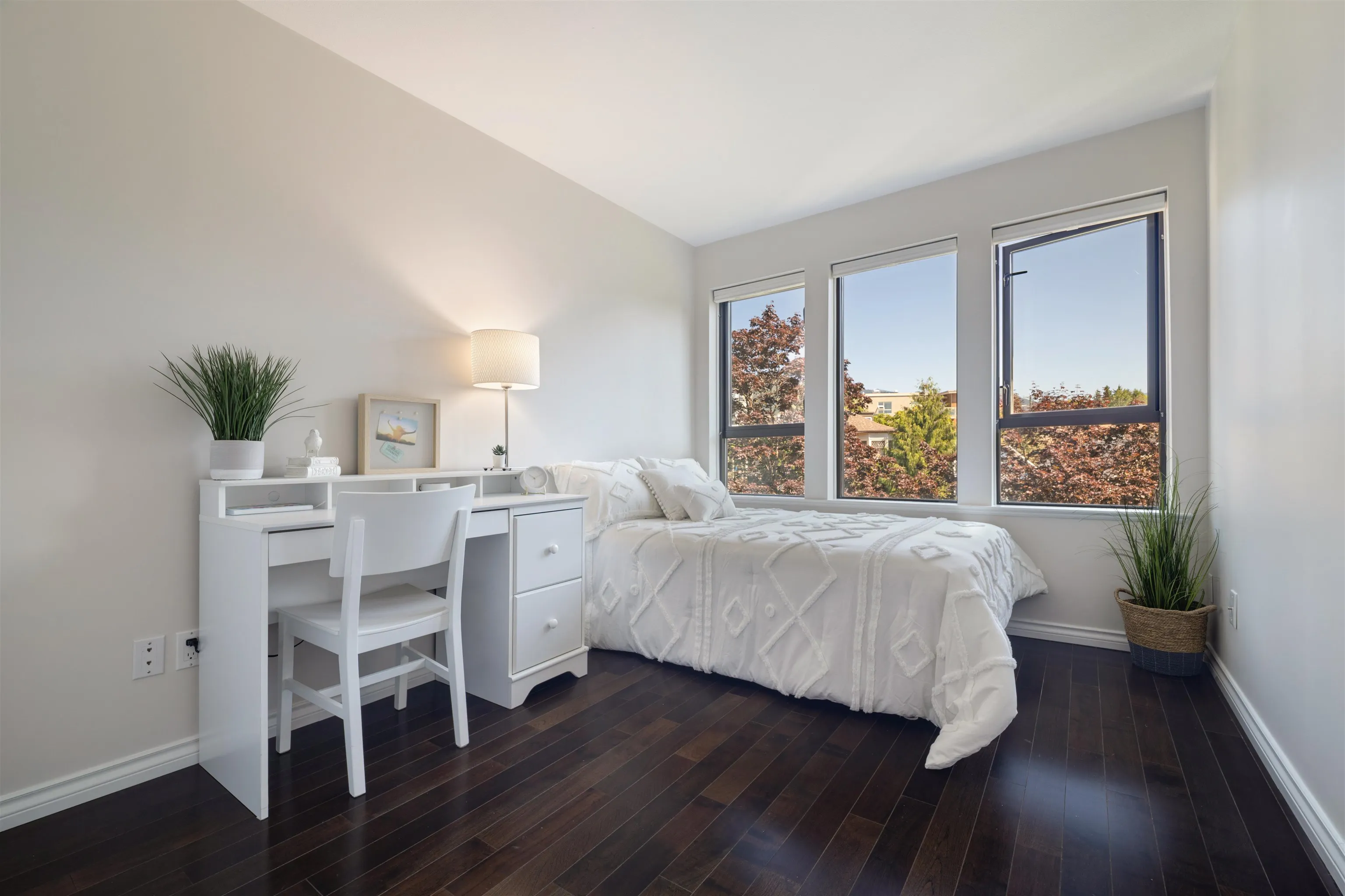 PH 413 175 E 10th Street