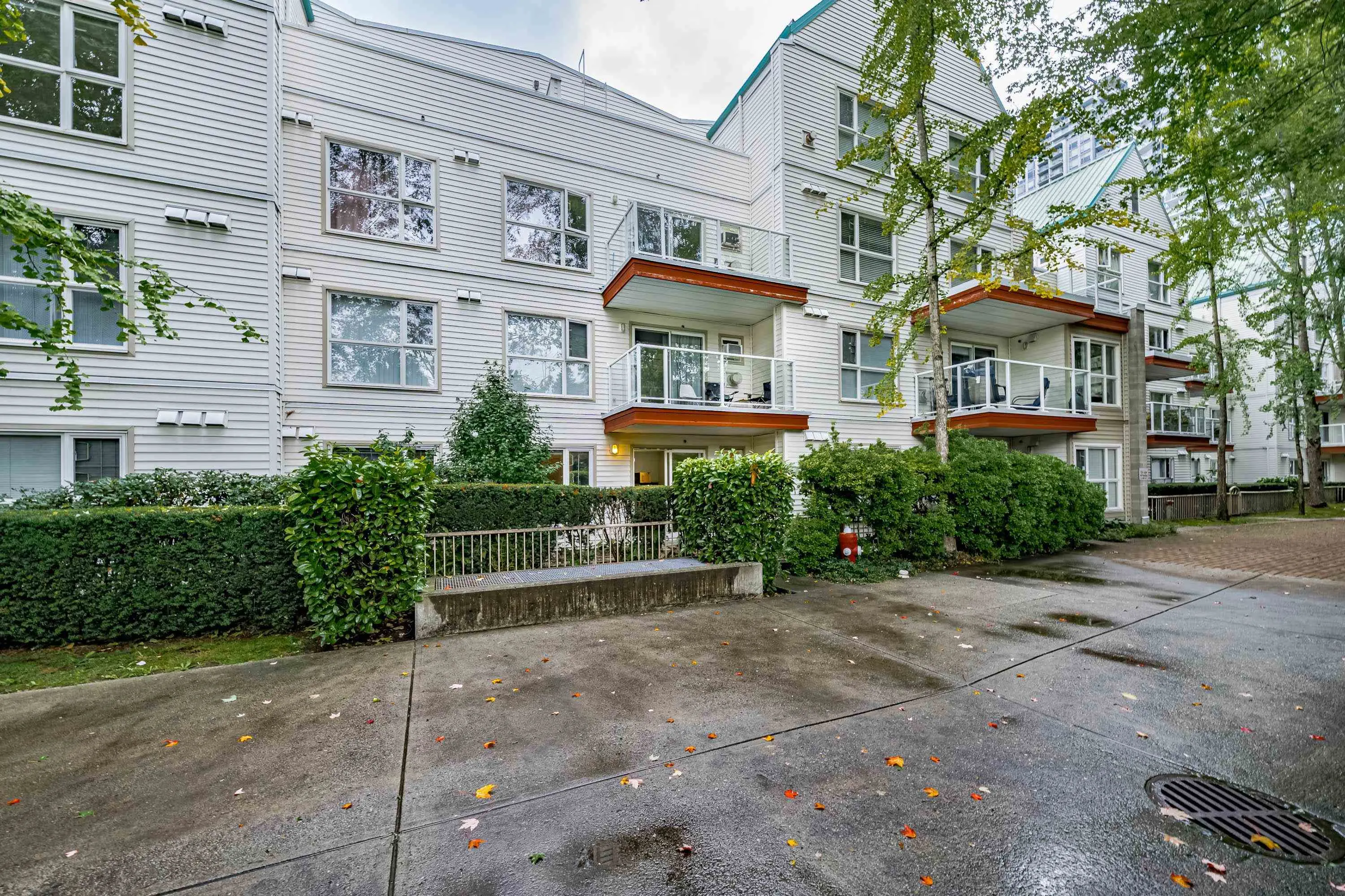 D102 9838 Whalley Boulevard