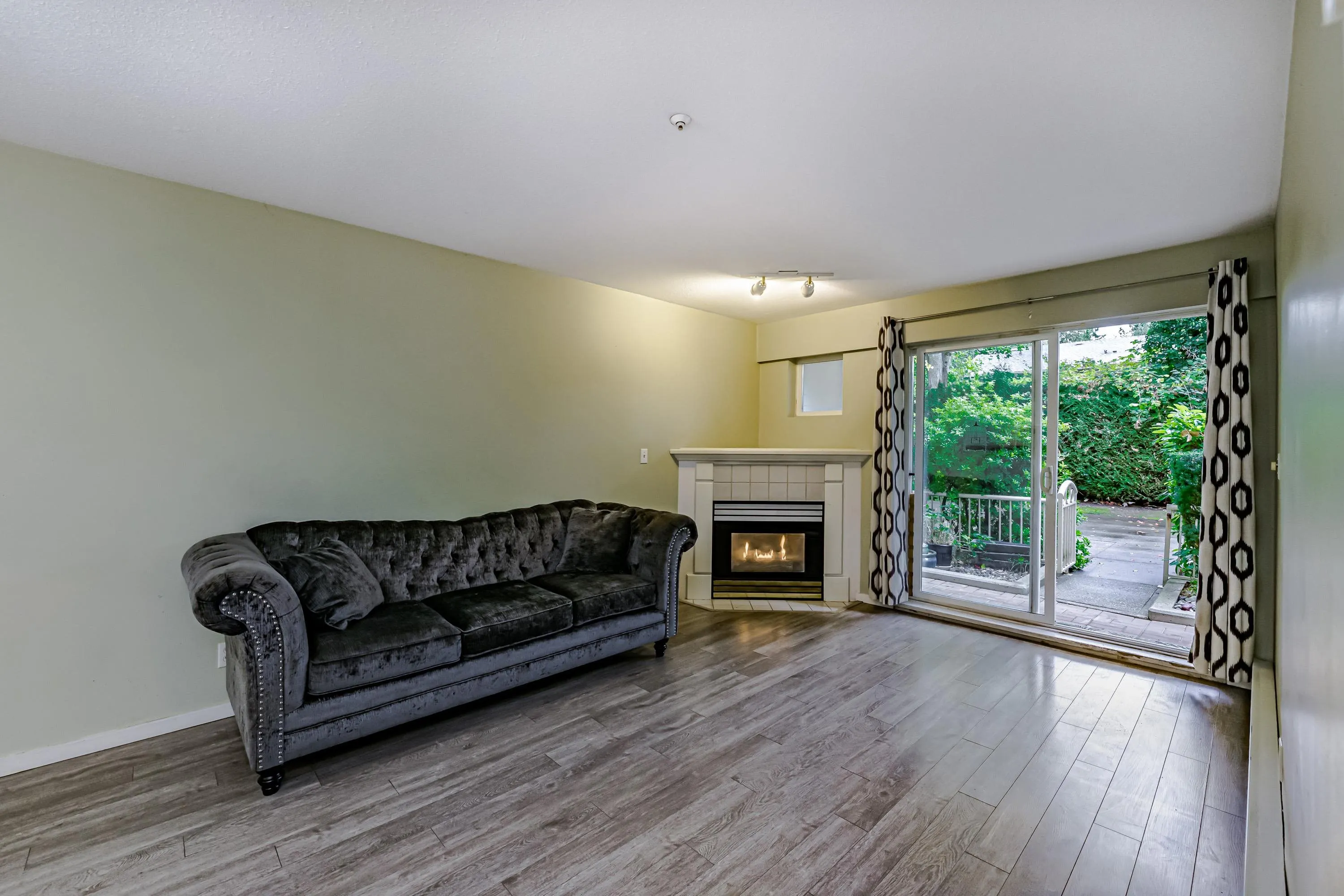D102 9838 Whalley Boulevard