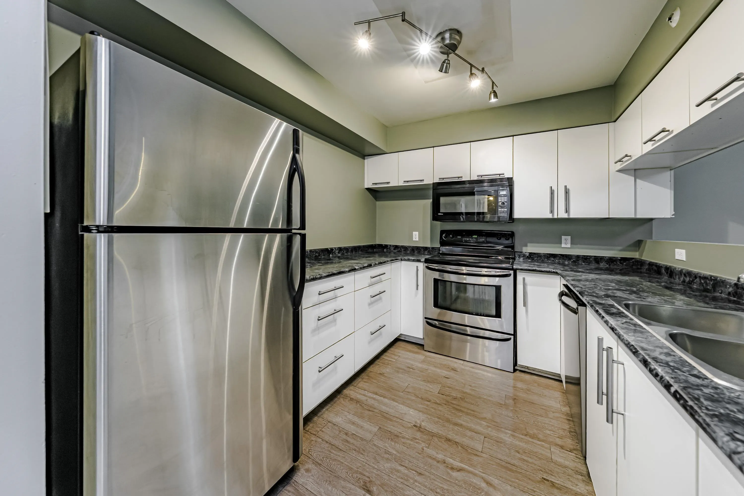 D102 9838 Whalley Boulevard