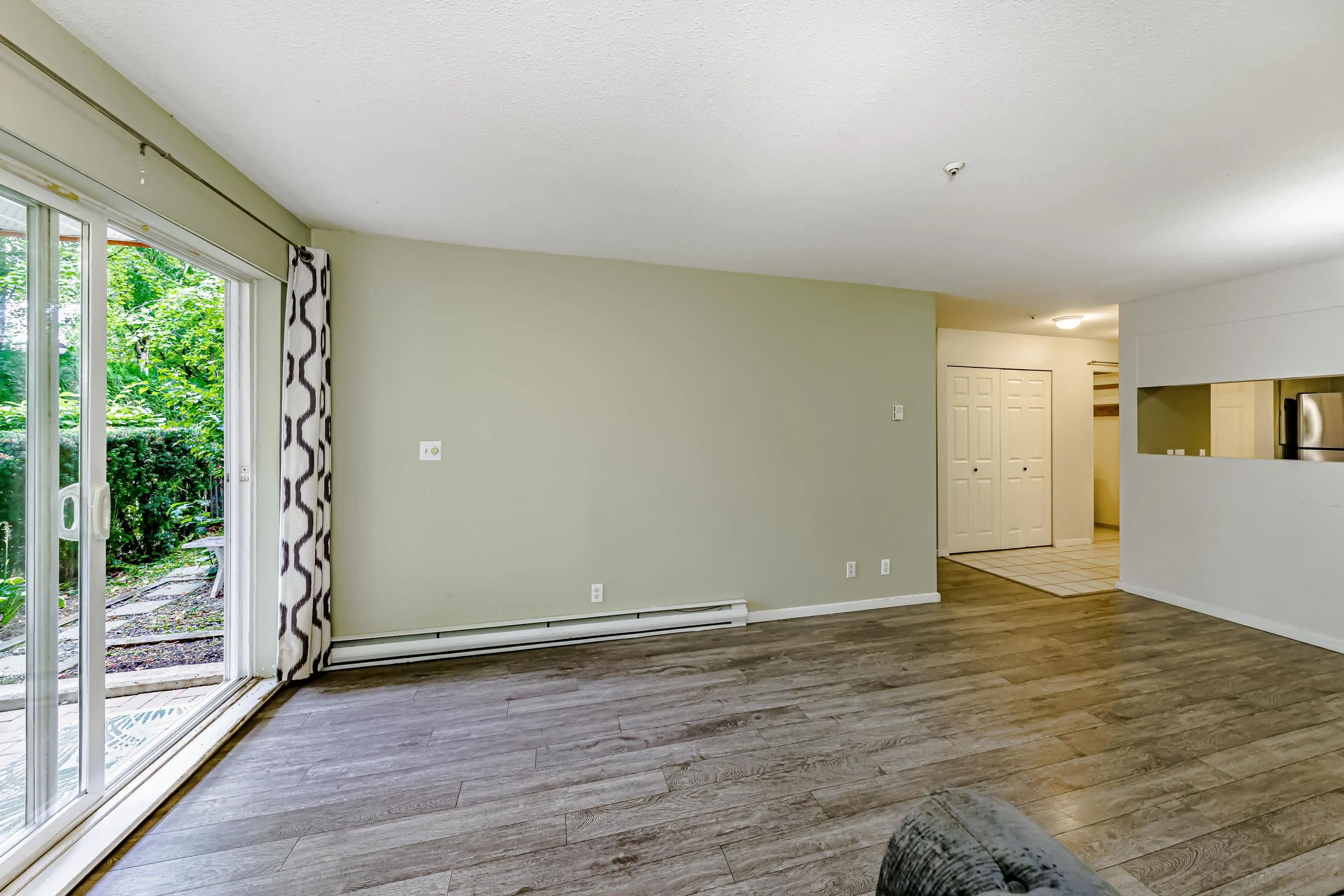 D102 9838 Whalley Boulevard