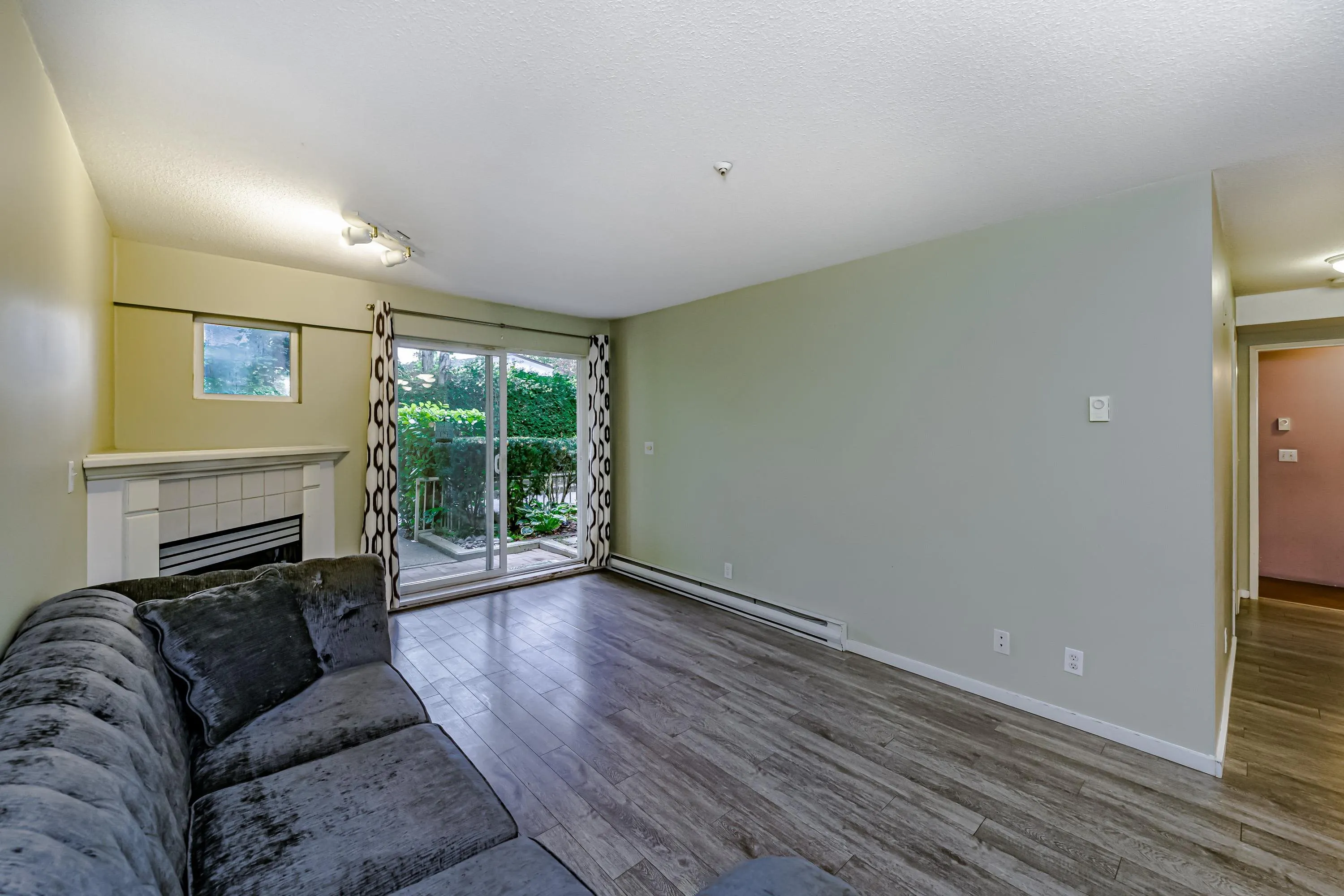 D102 9838 Whalley Boulevard
